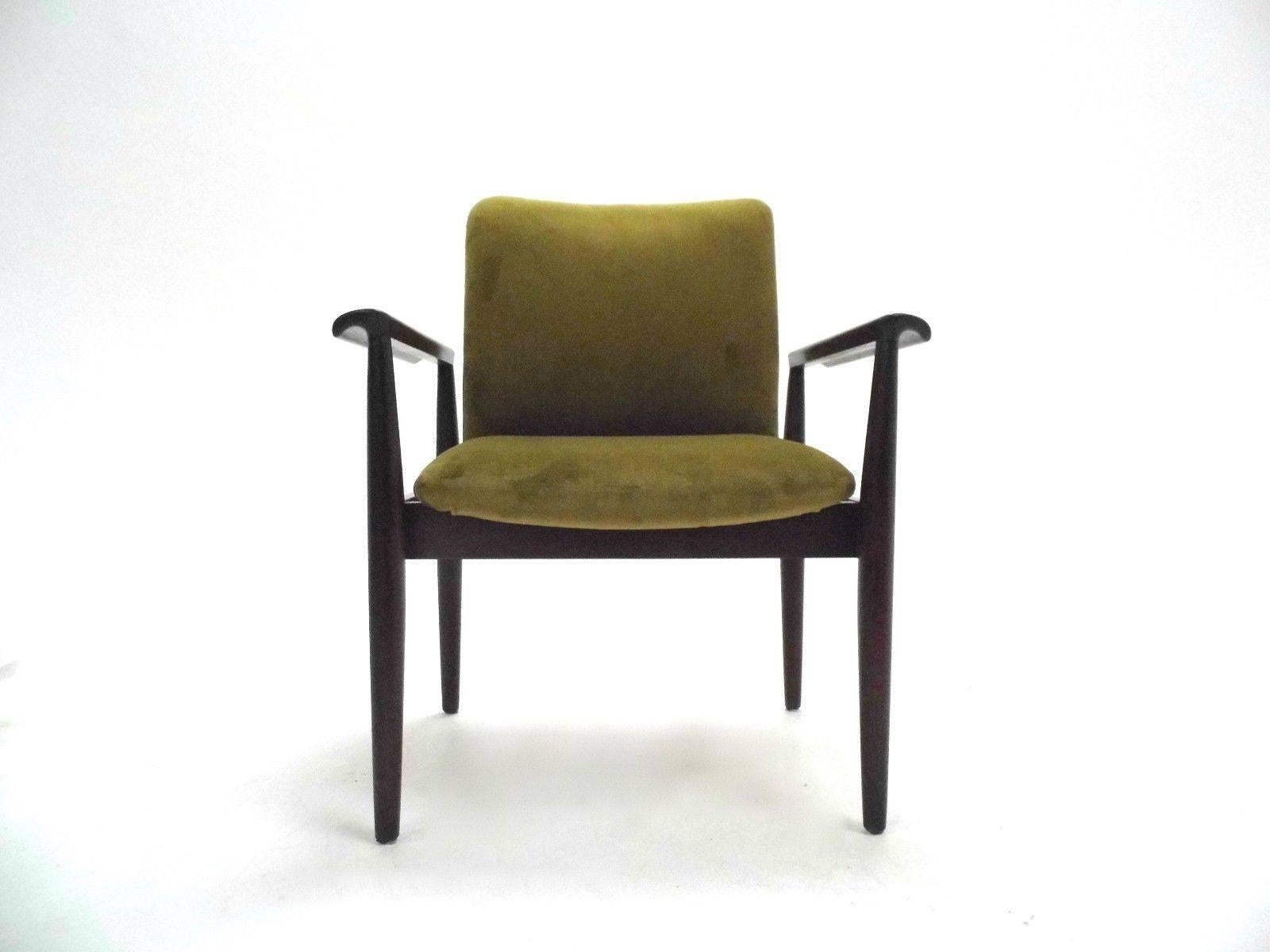 A beautiful Danish green velvet Diplomat model 209 armchair by Finn Juhl for France & Sons, this would make a stylish addition to any living or work area. The chair has a curved backrest and sculptured mahogany armrests for enhanced comfort. A
