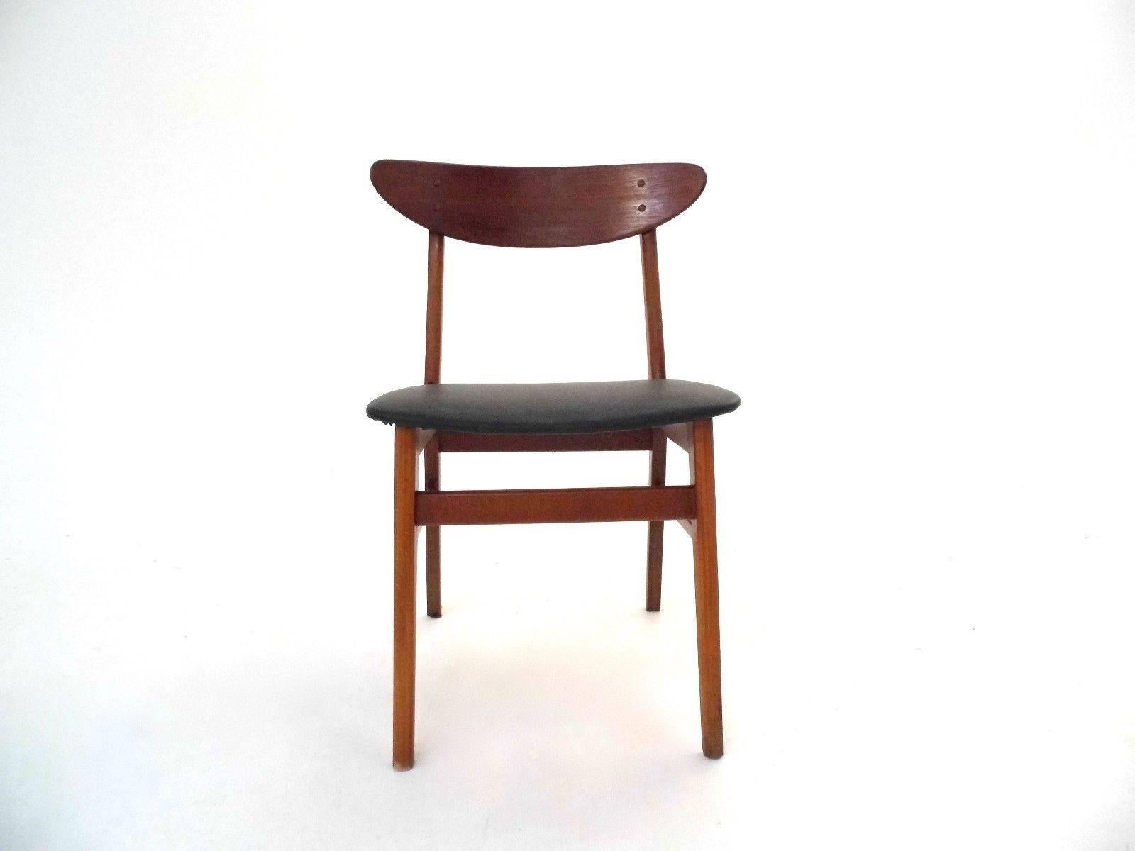 A beautiful set of four Danish Model 210 teak and black vinyl dining chairs by Farstrup, these would make a stylish addition to any dining area. The chairs have wide seat pads and sculptured teak back rests. A striking piece of classically designed