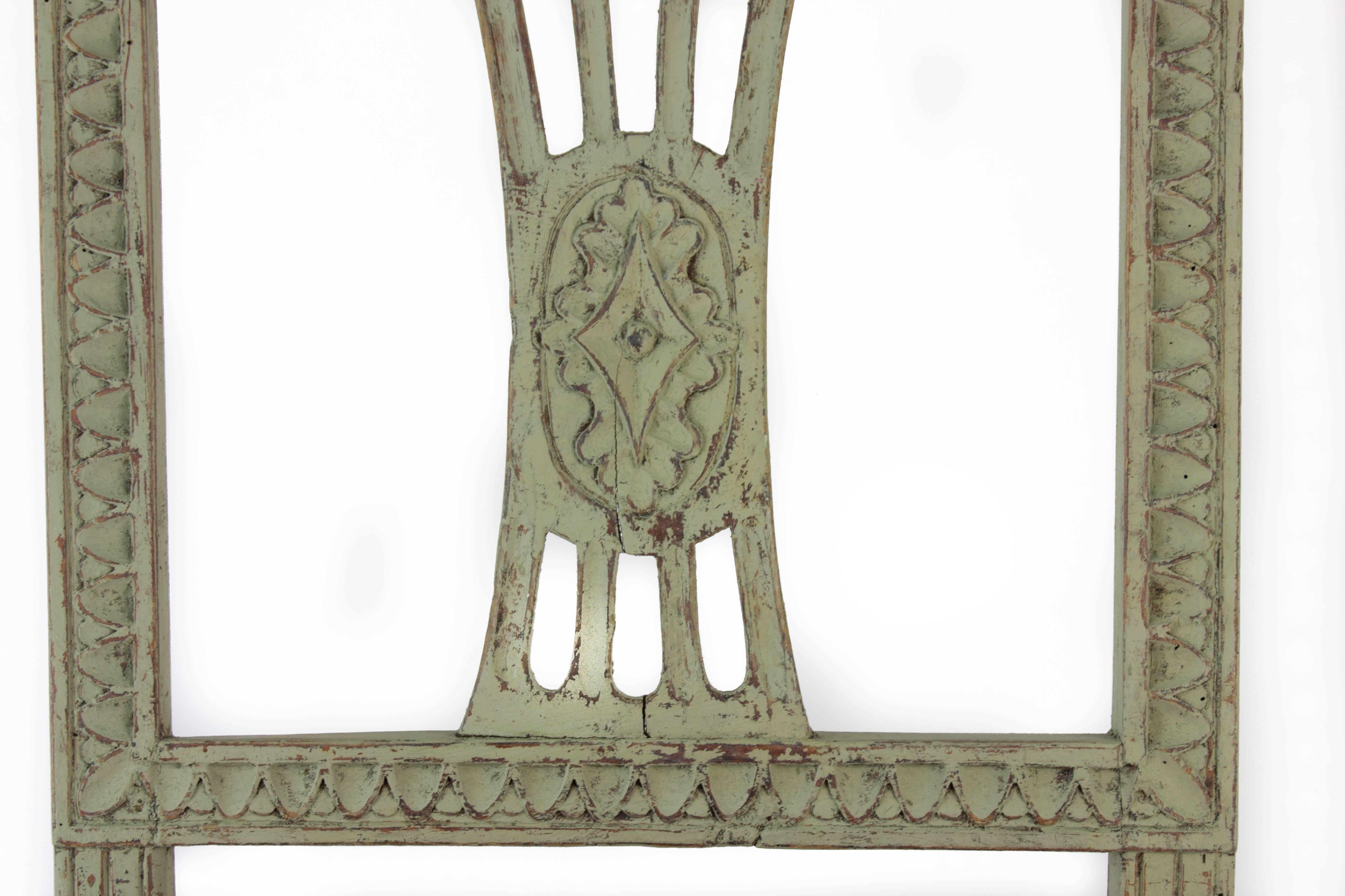 Sculpté Ensemble de quatre chaises de salle à manger suédoises d'époque gustavienne en vente