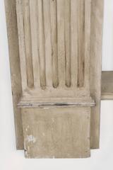 Bibliothèque peinte à la française avec colonnes architecturales