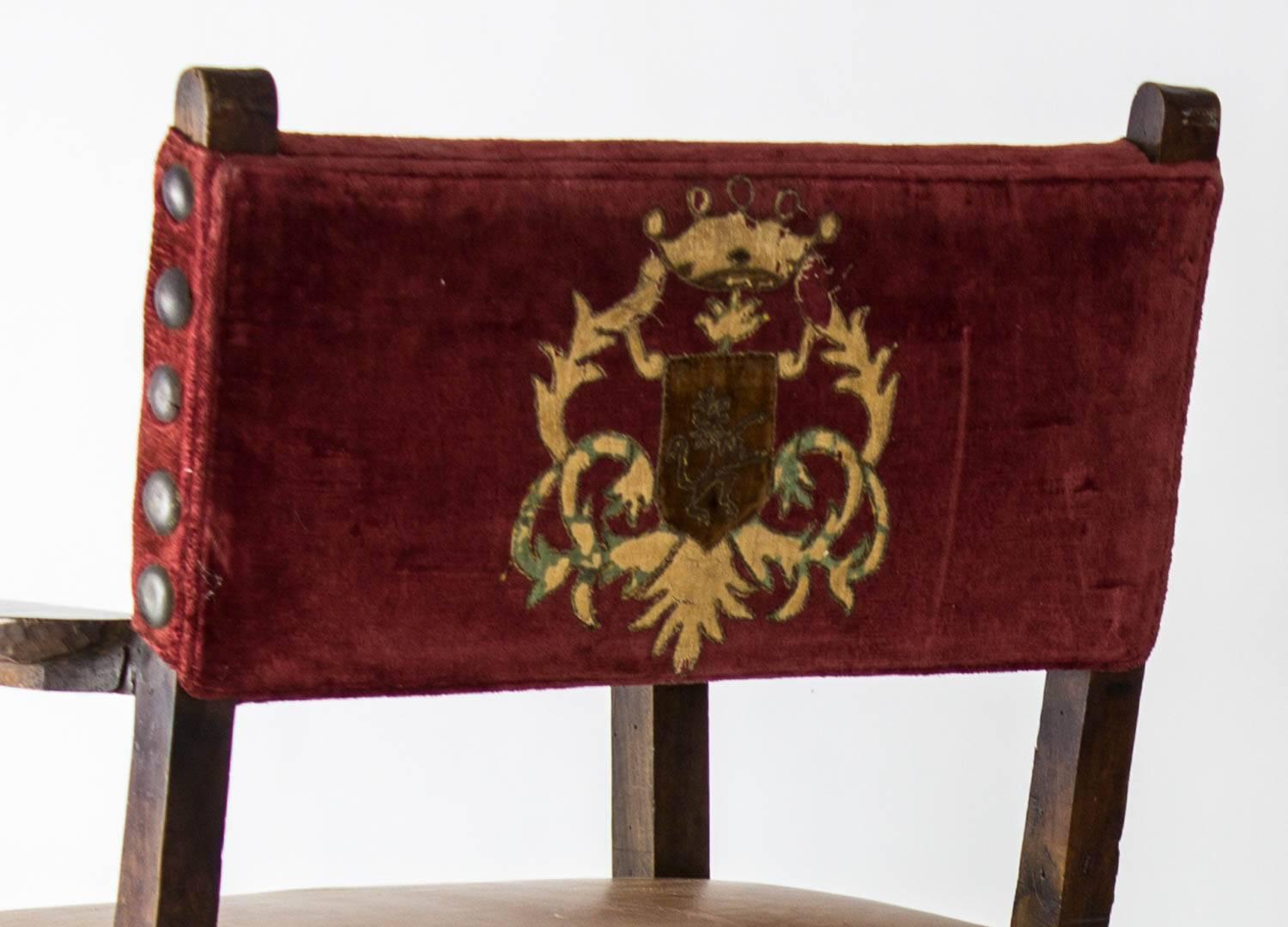 Britannique Paire de chaises King and Queen anglaises du 18ème siècle avec armoiries originales en vente