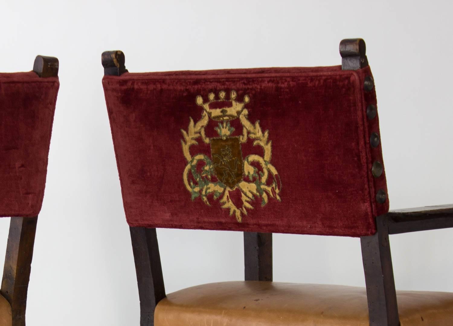 Cuir Paire de chaises King and Queen anglaises du 18ème siècle avec armoiries originales en vente