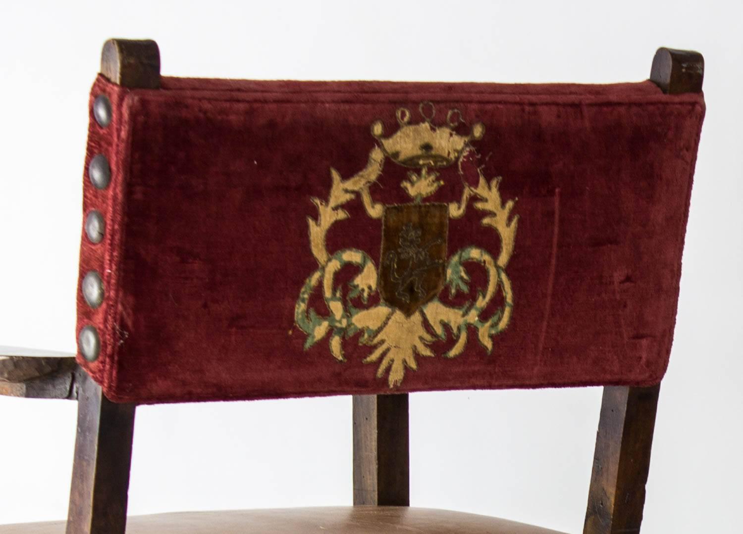 XVIIIe siècle Paire de chaises King and Queen anglaises du 18ème siècle avec armoiries originales en vente