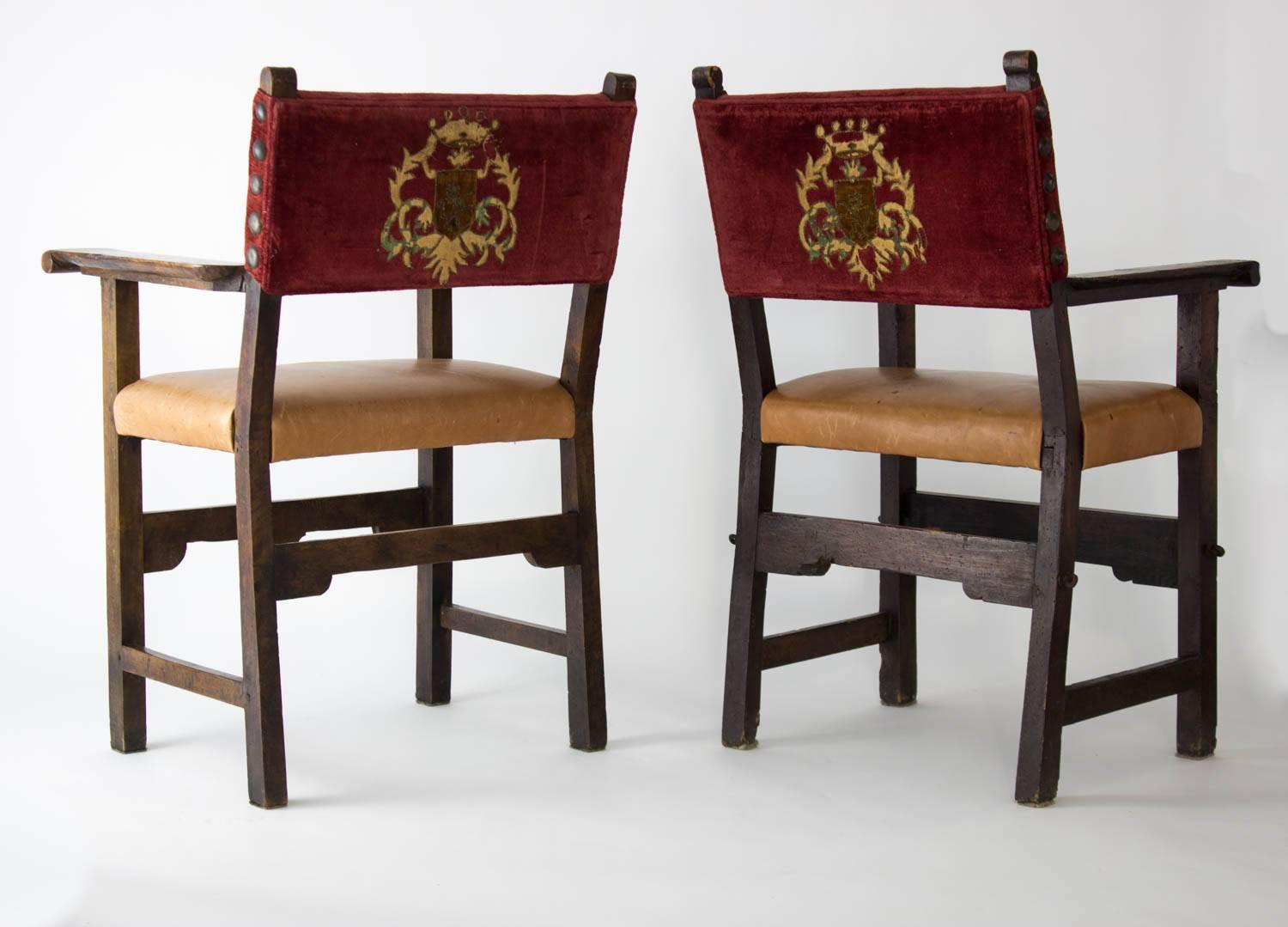 Paire de chaises King and Queen anglaises du 18ème siècle avec armoiries originales en vente 1