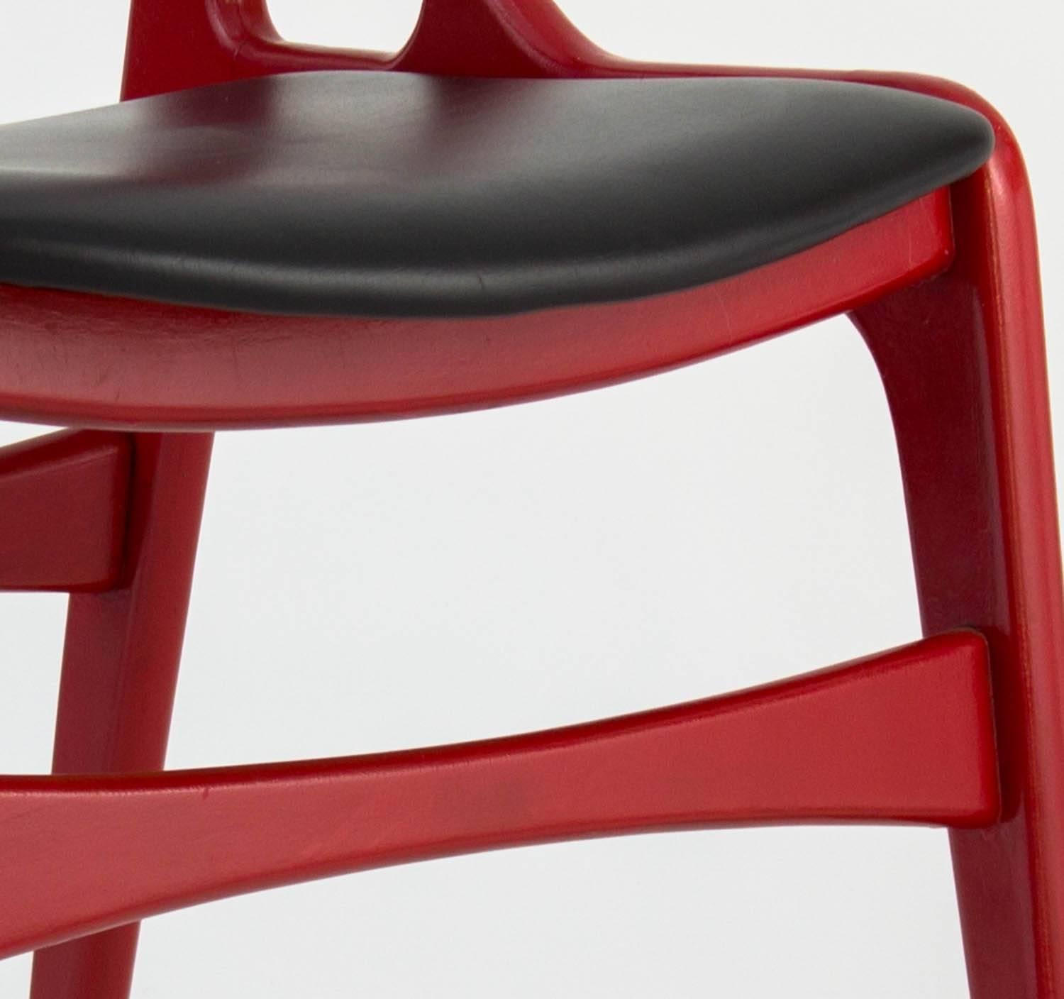 Satz von vier roten Stühlen aus dem 20. Jahrhundert mit schwarzer Vinylpolsterung. Diese scharfen roten Stühle in Originalfarbe und schwarzer Vinylpolsterung sind bequem und in gutem Zustand.