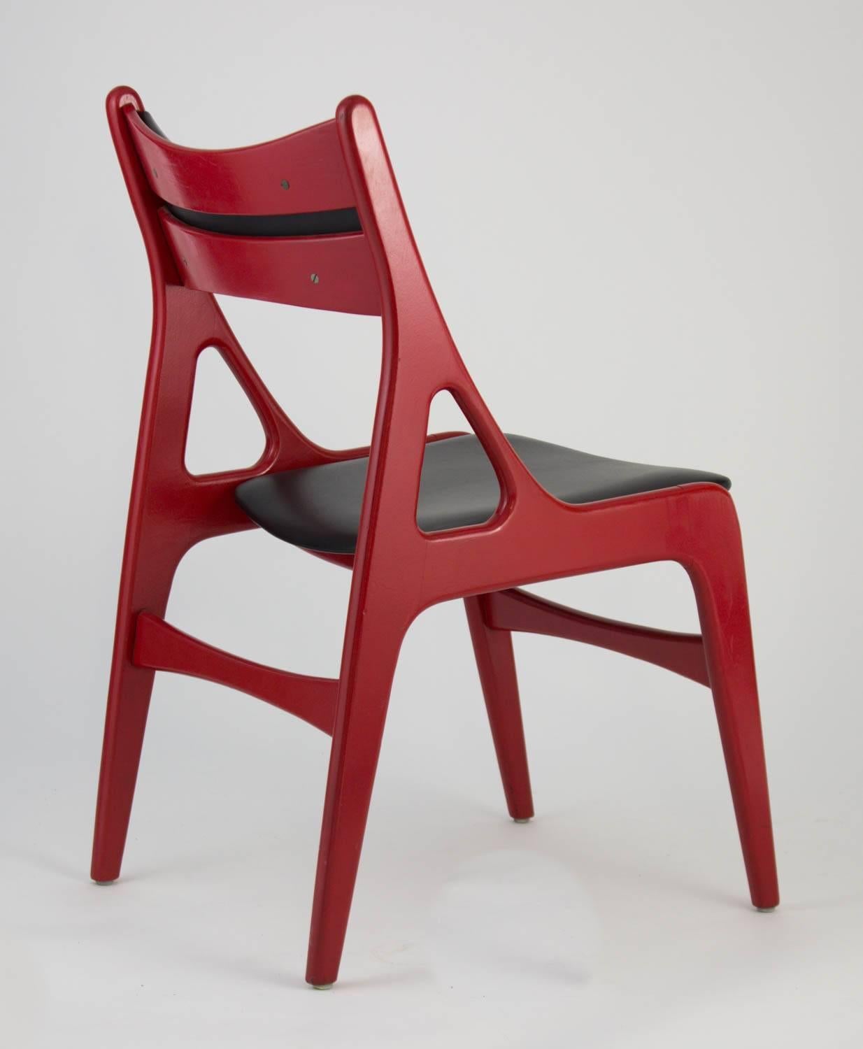 Satz von vier roten Stühlen des 20. Jahrhunderts mit schwarzer Vinylpolsterung (Gemalt) im Angebot