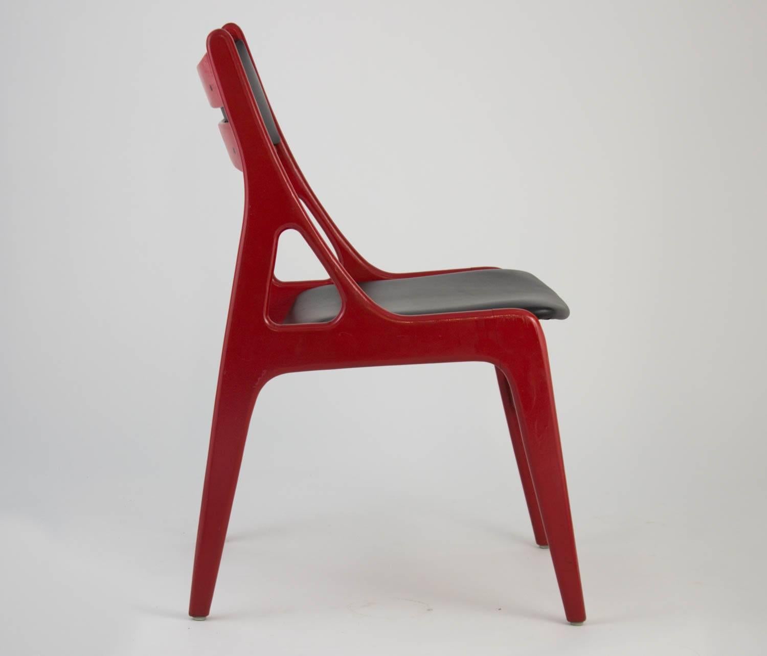 Satz von vier roten Stühlen des 20. Jahrhunderts mit schwarzer Vinylpolsterung (Polster) im Angebot