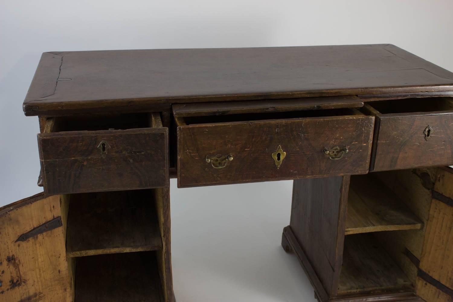 Grain-Painted English Pine Kneehole Desk from Collection of Michael S. Smith In Good Condition For Sale In Southampton, NY