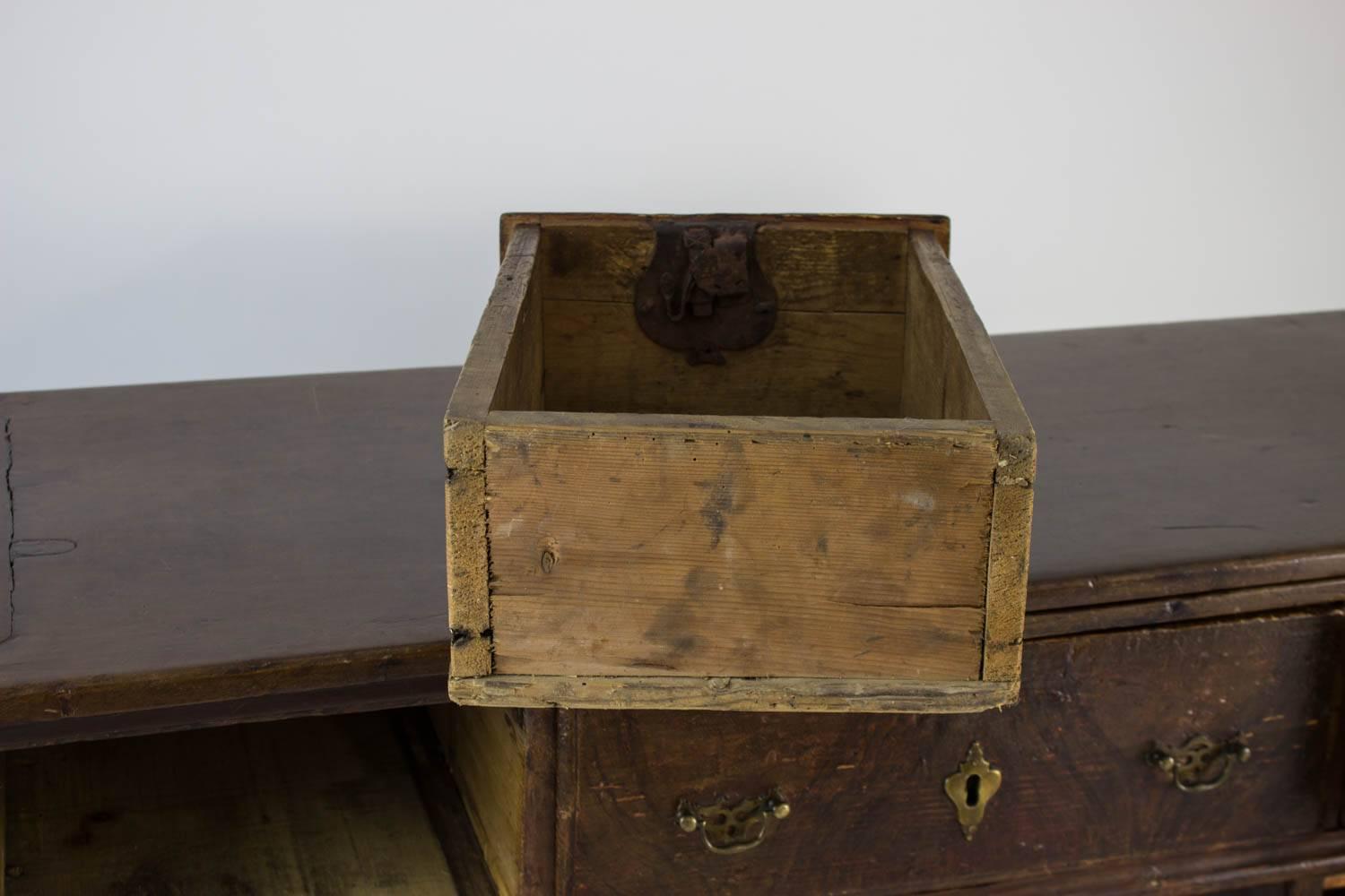 Bureau à genouillère en pin anglais peint au Grain de la Collection de Michael S. Smith en vente 3