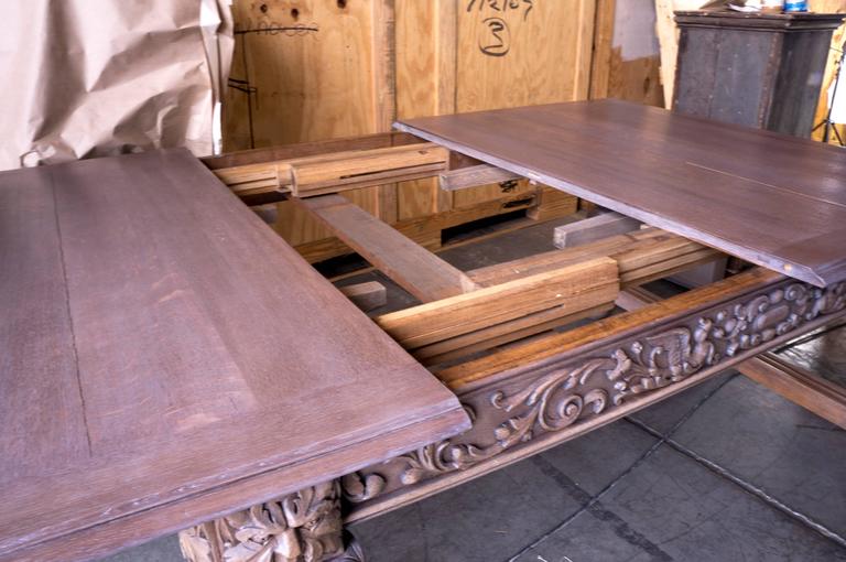 Table de salle à manger en chêne massif sculpté du 19ème siècle, style