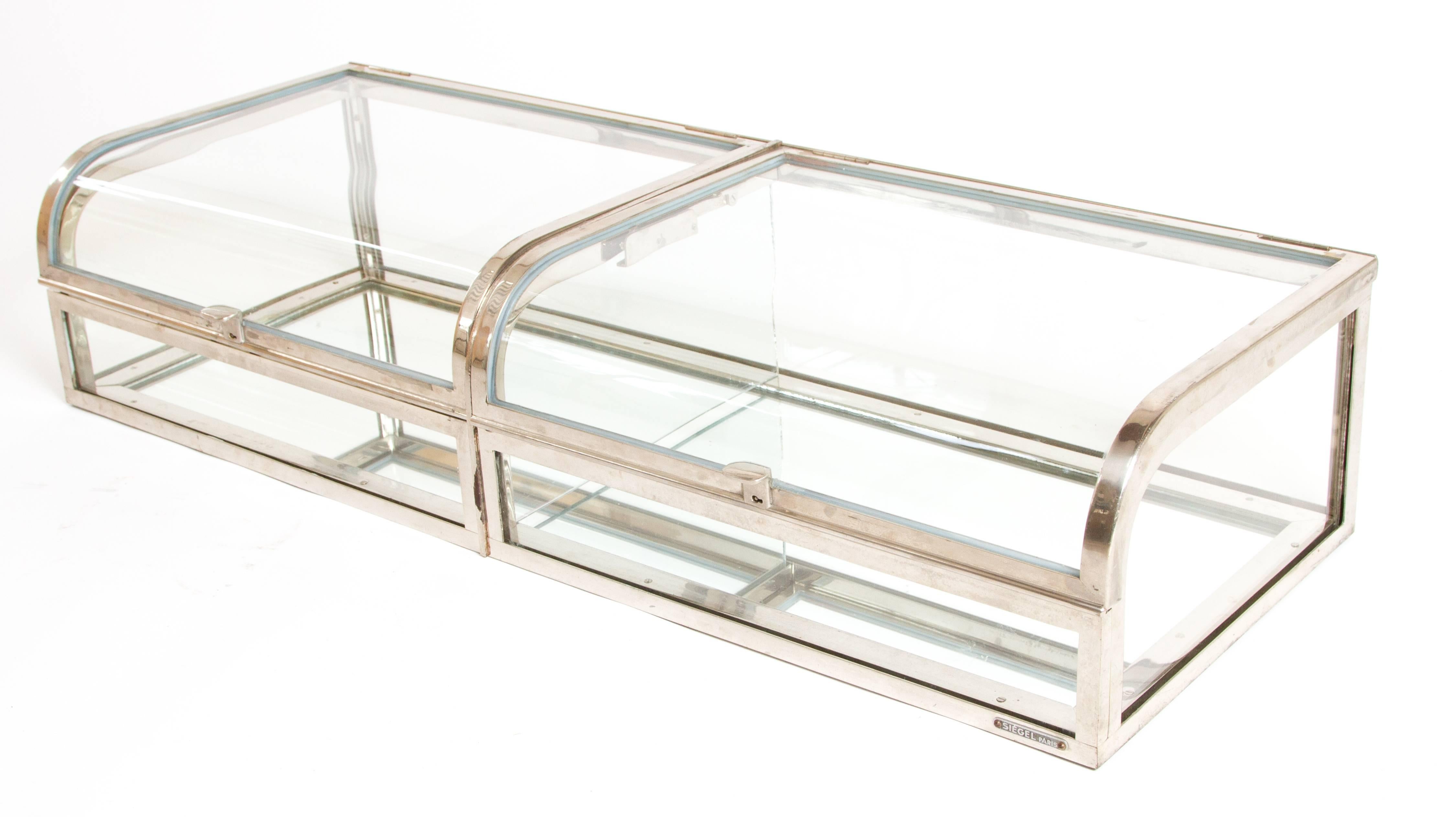 Early 19th century Siégel å Paris nickeled brass and curved glass double display case. Mirrored glass bottom. Stunning display case.
Measures: 38