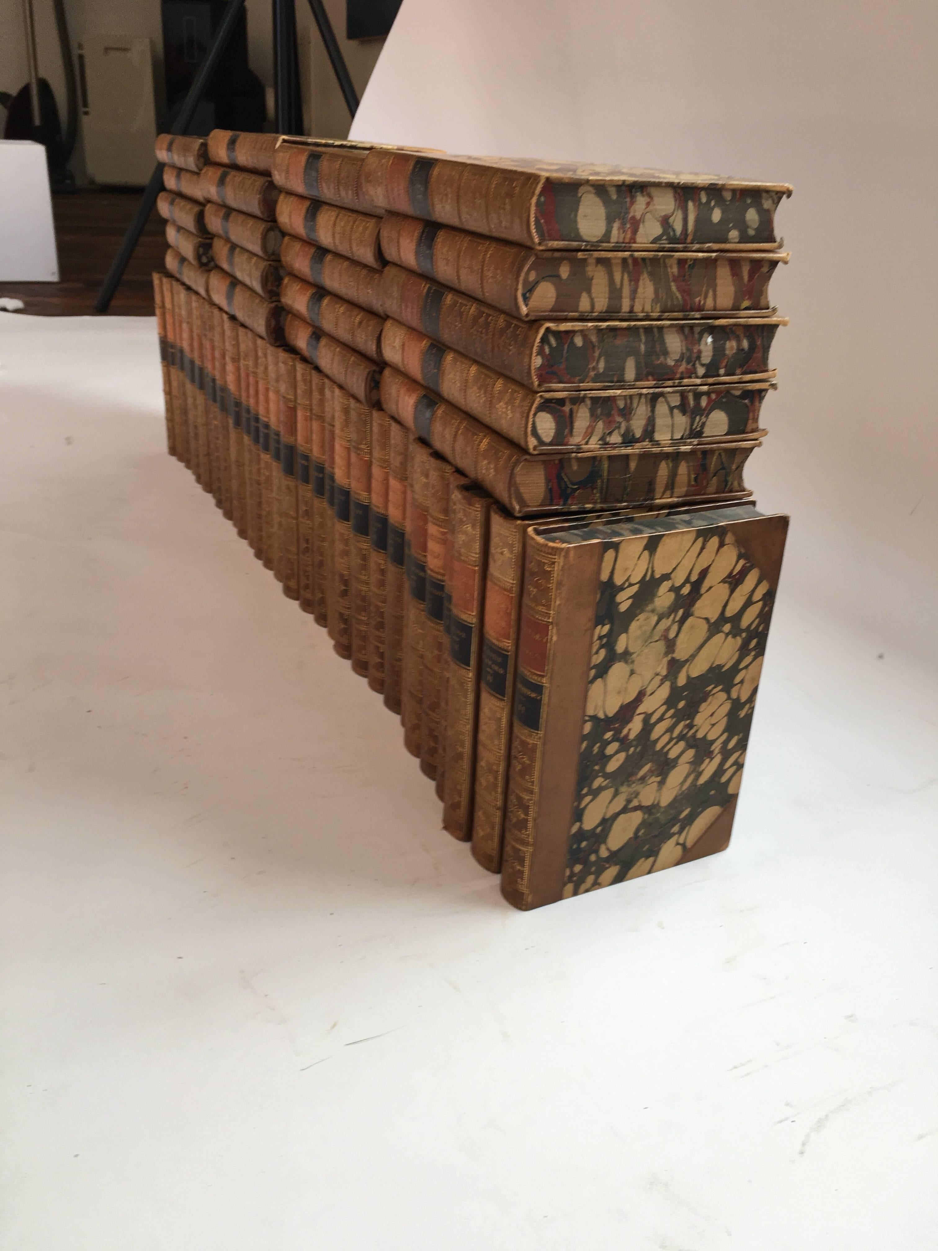 Ensemble excellent et complet de 50 volumes des romans de Waverley de Sir Walter Scott.

Boston : Ticknor and Fields, 1857 ; The Household Edition. Belle reliure en demi-cuir avec plats recouverts de papier marbré. Tous les bords sont marbrés pour