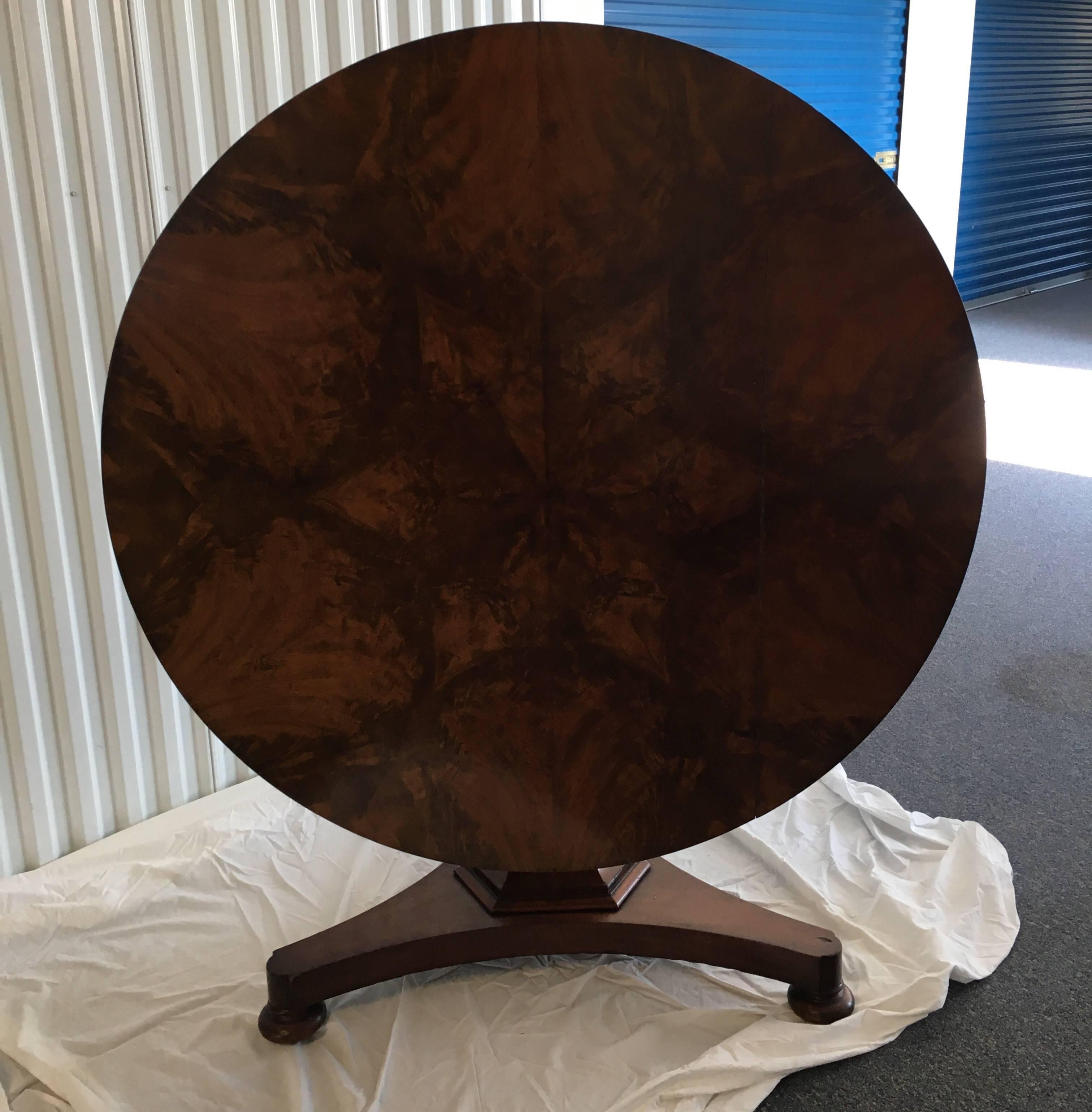 English Regency Mahogany Tilt-Top Center Table with Radial Inlaid Top  In Excellent Condition In Southampton, NY