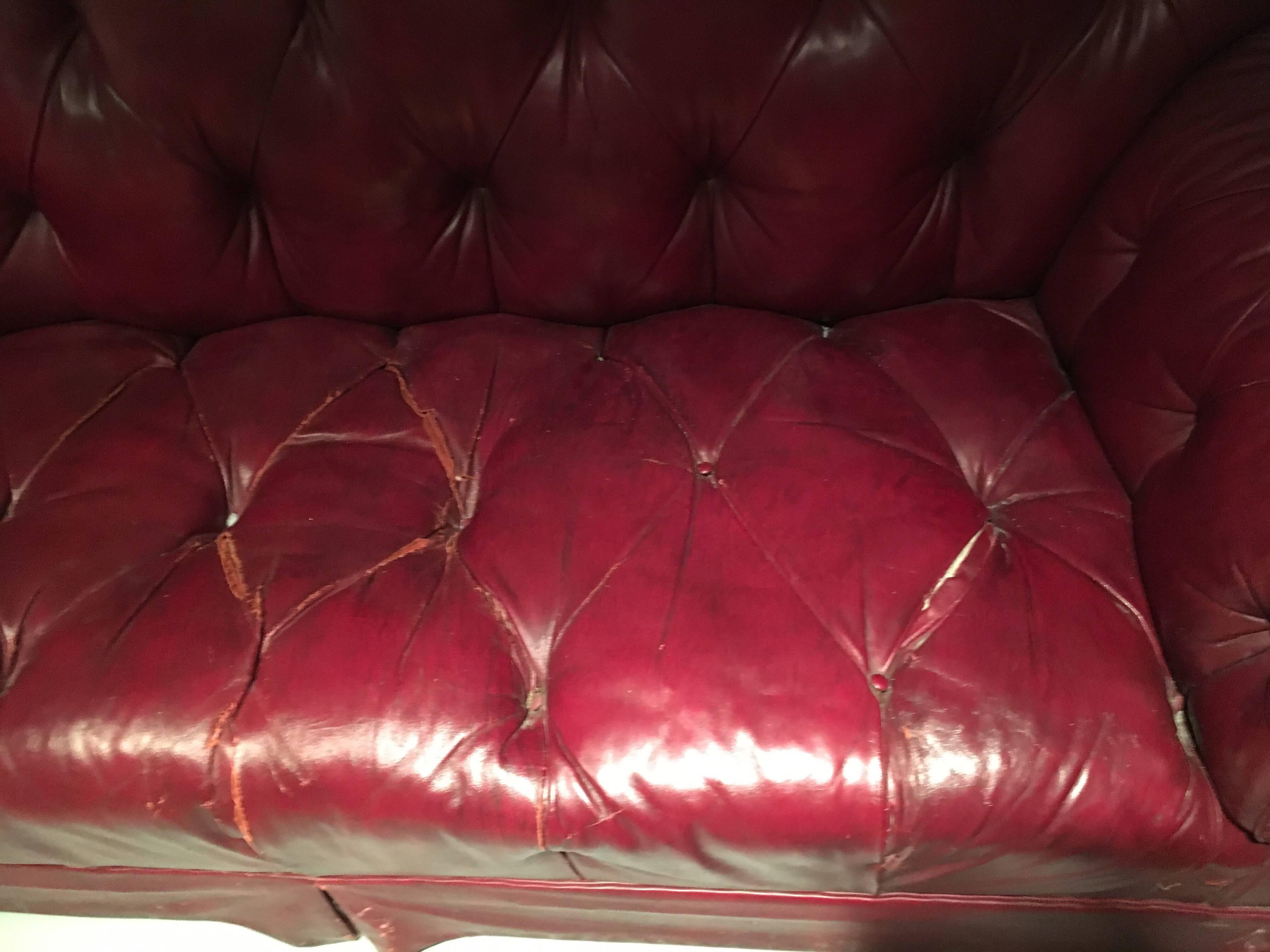 Chesterfield Sofa in Burgundy Leather 1