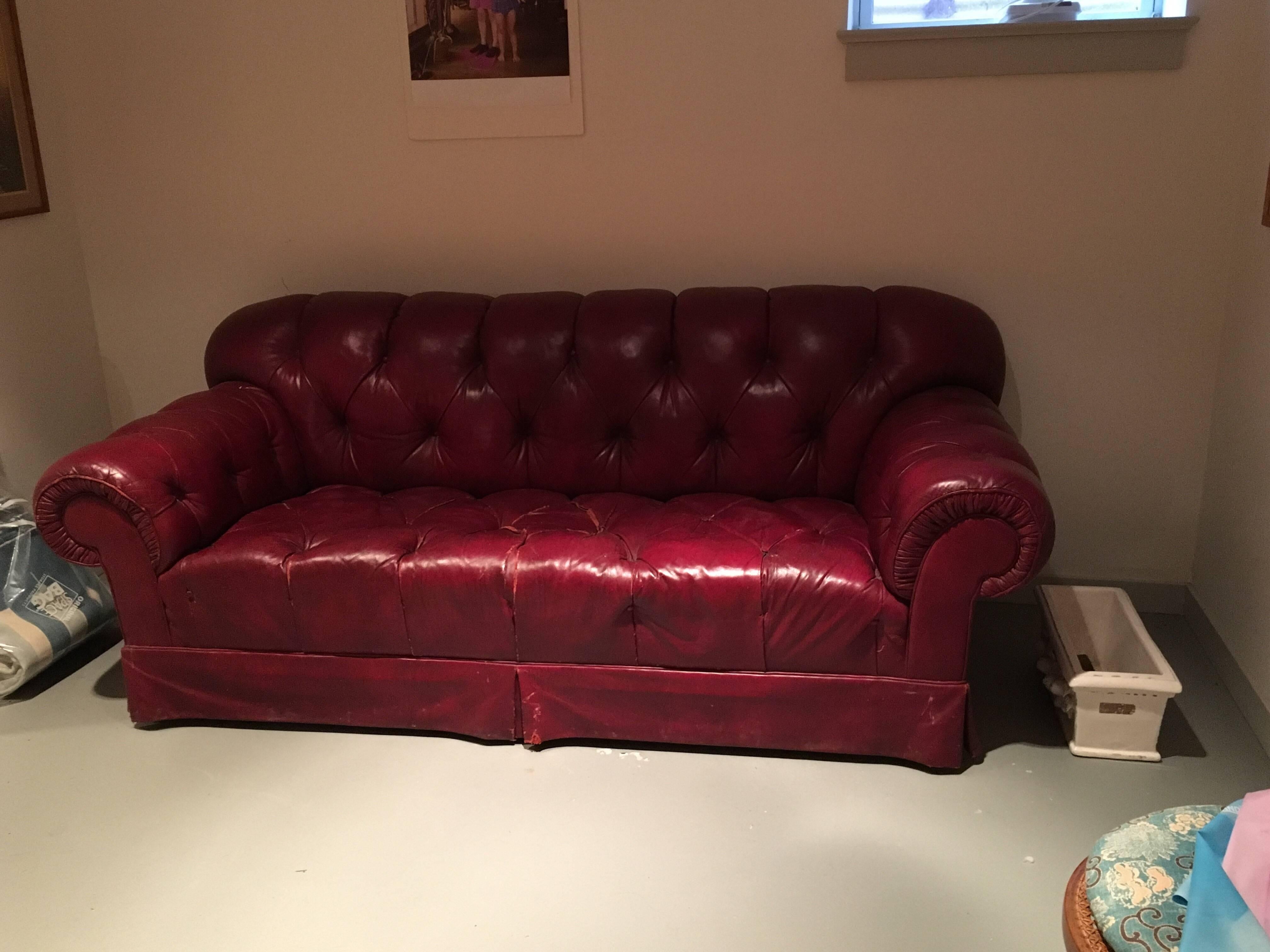Chesterfield Sofa in Burgundy Leather 2