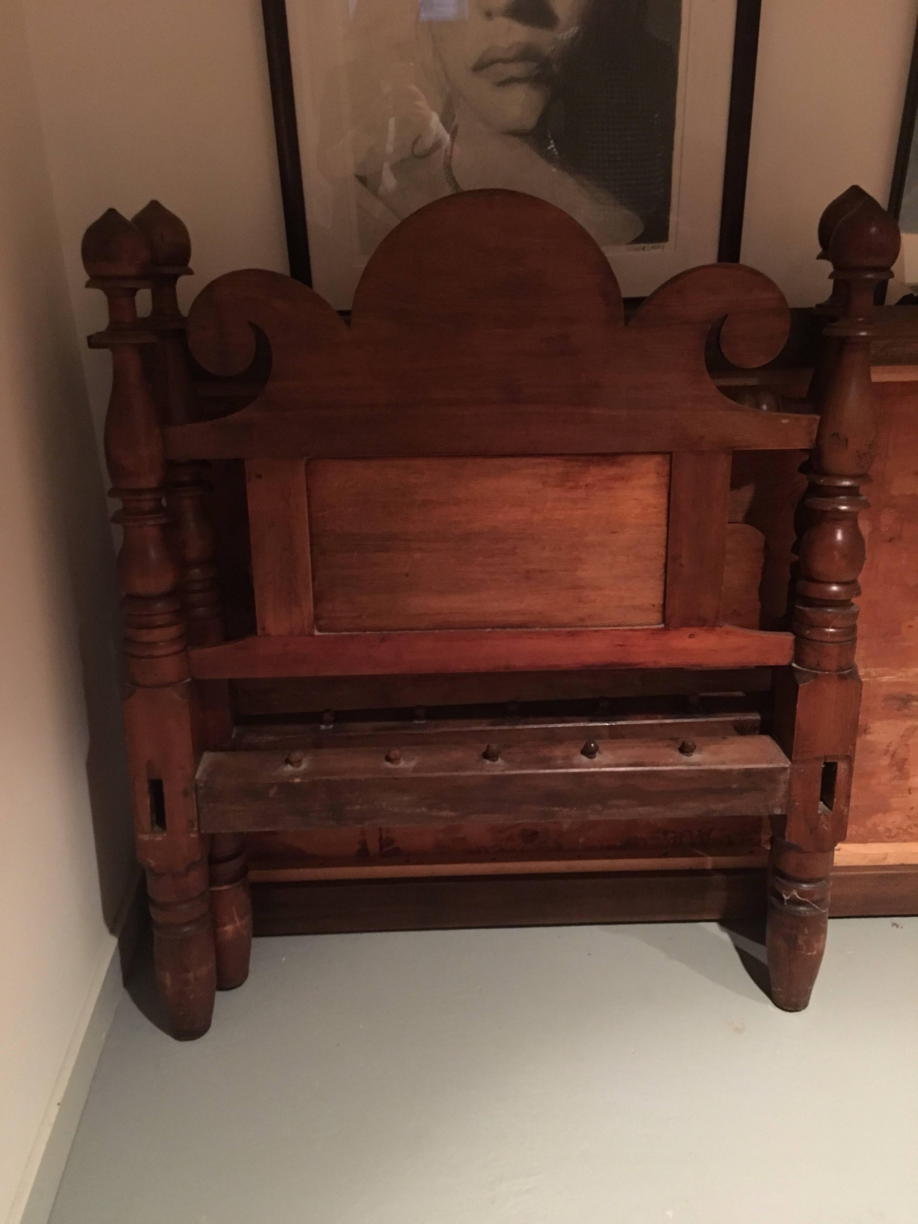 American Twin Size Poster Bed with Fleur-de-Lys Back, circa 1890 In Excellent Condition In Southampton, NY