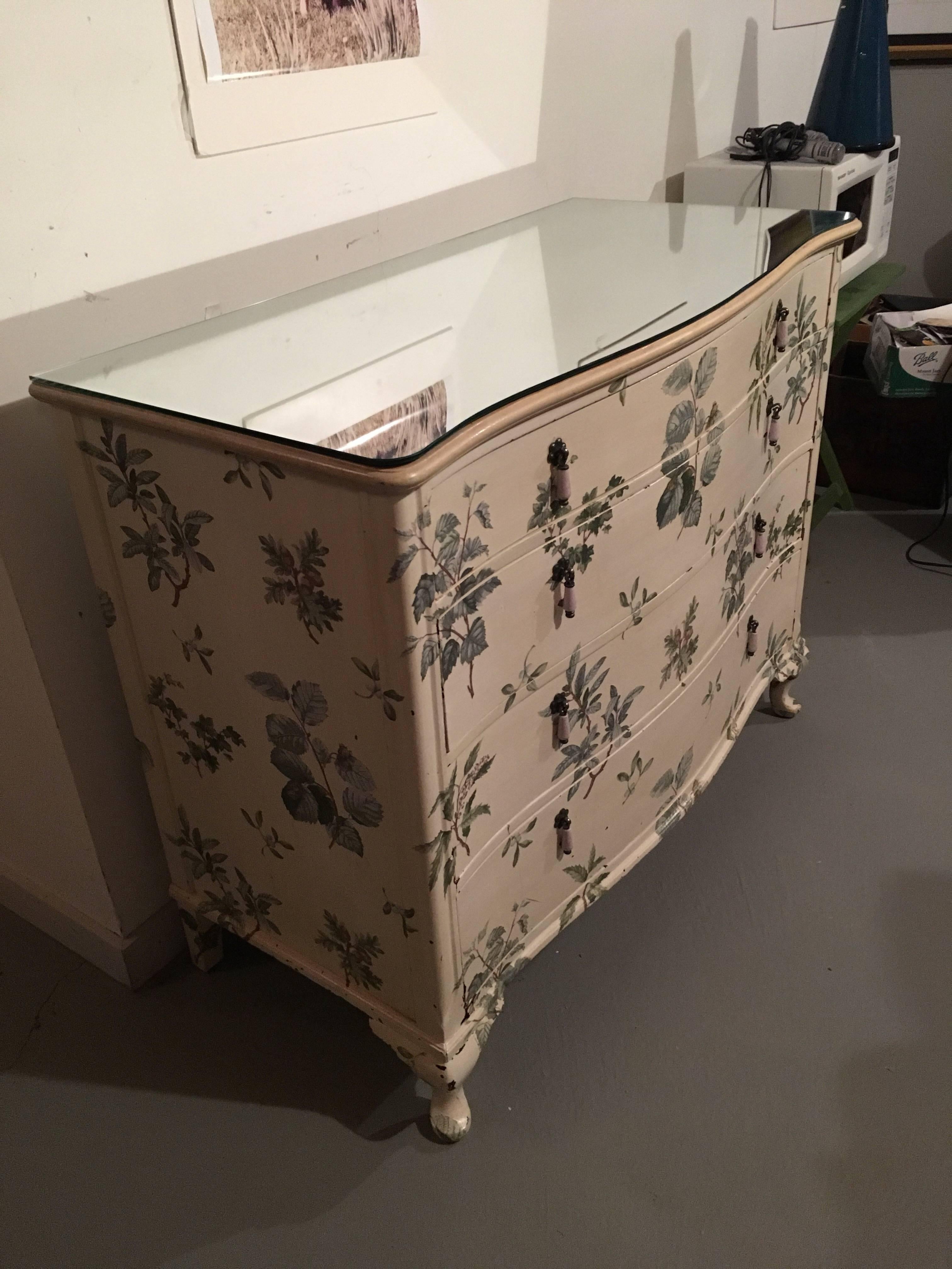 Découpage chest of drawers with soft cabriole curves and custom cut mirrored top. Pale pink painted interior drawers. Mirror is not attached. Some wear at corners and where hardware has rubbed against finish. The chest is probably from around circa