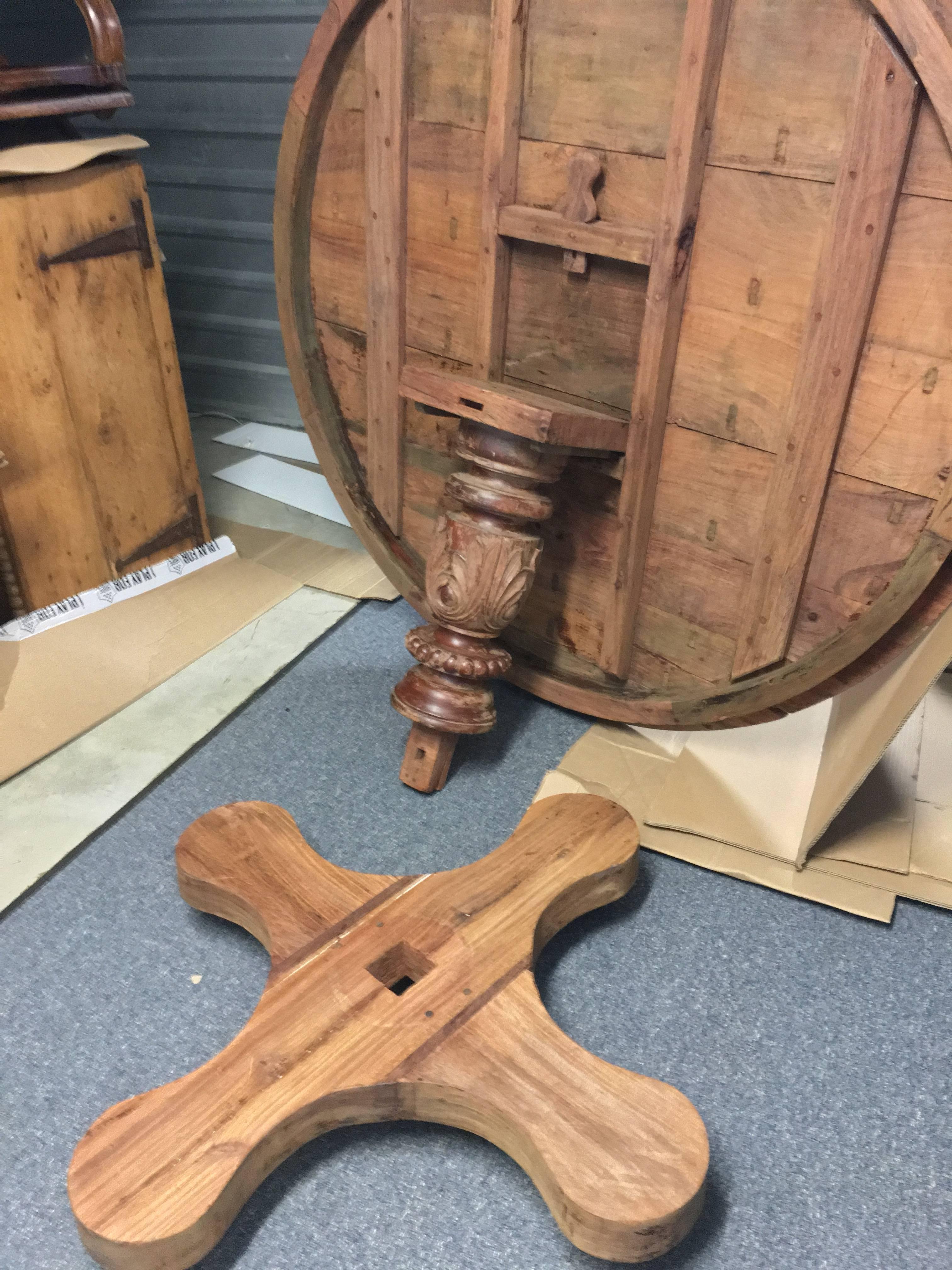 19th Century Colonial Sri Lankan Large Round Tilt-Top Table In Good Condition In Southampton, NY