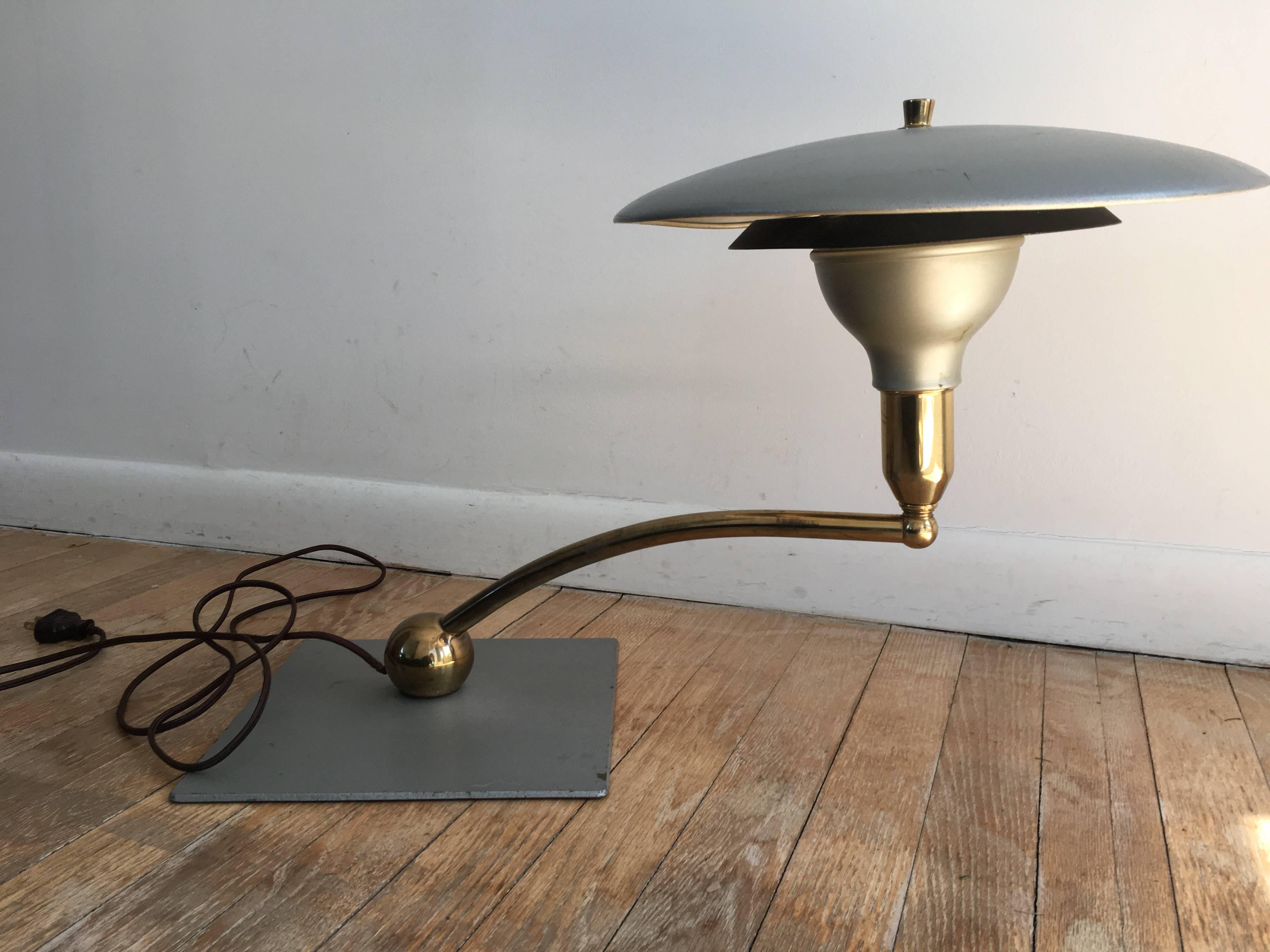 Mid-Century Modern Dazor Flying Saucer „Sight Light“ Tischlampe (Moderne der Mitte des Jahrhunderts) im Angebot