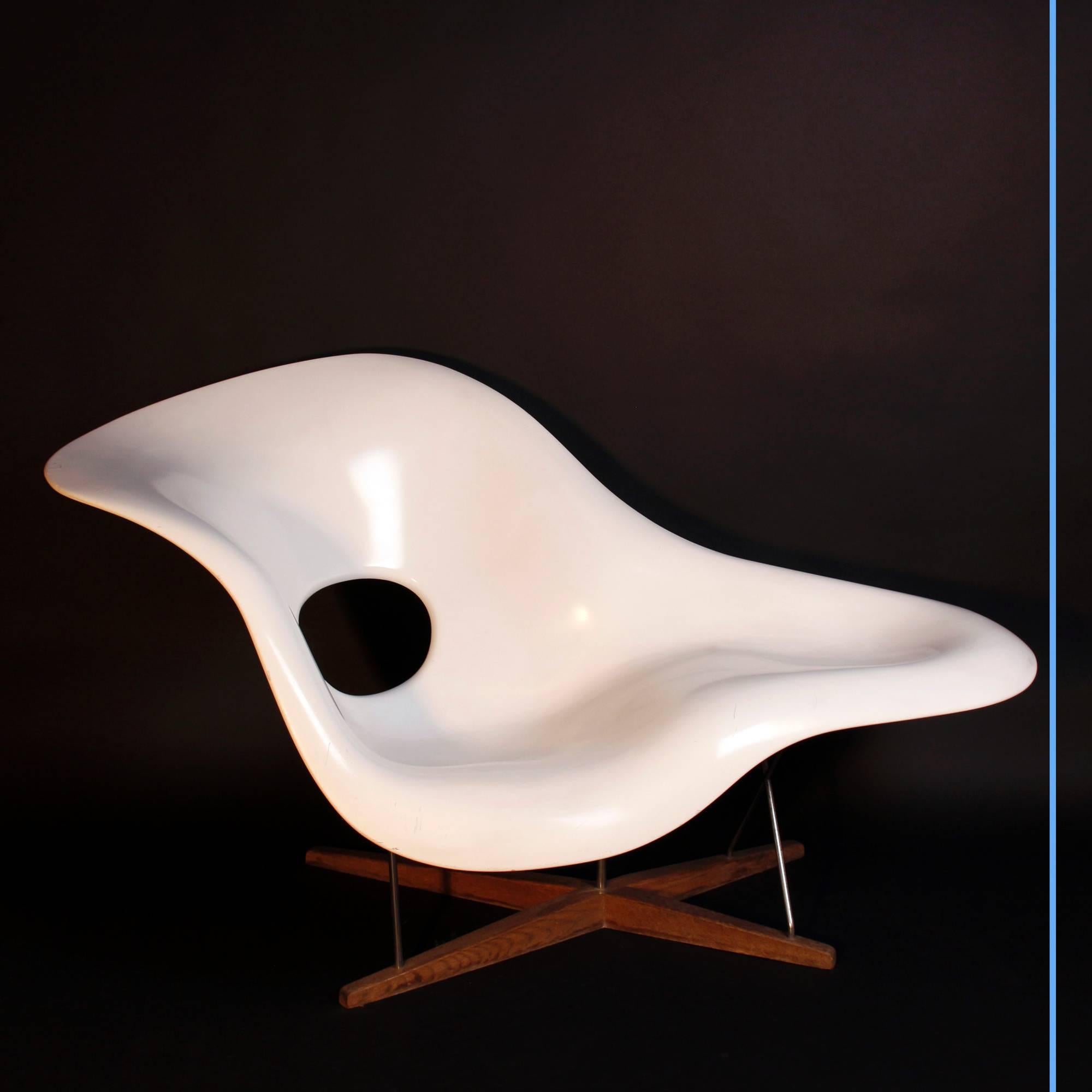 Charles Eames (1907-1978).
La Chaise.
Chaise longue.
Hard rubber foam, plastic, wood and metal,
1948.
Measures: H. 82.5 - L. 149.8 - D. 87 cm.

This chaise longue was inspired by Gaston Lachaise's 1927 sculpture Reclining Nude and nicknamed