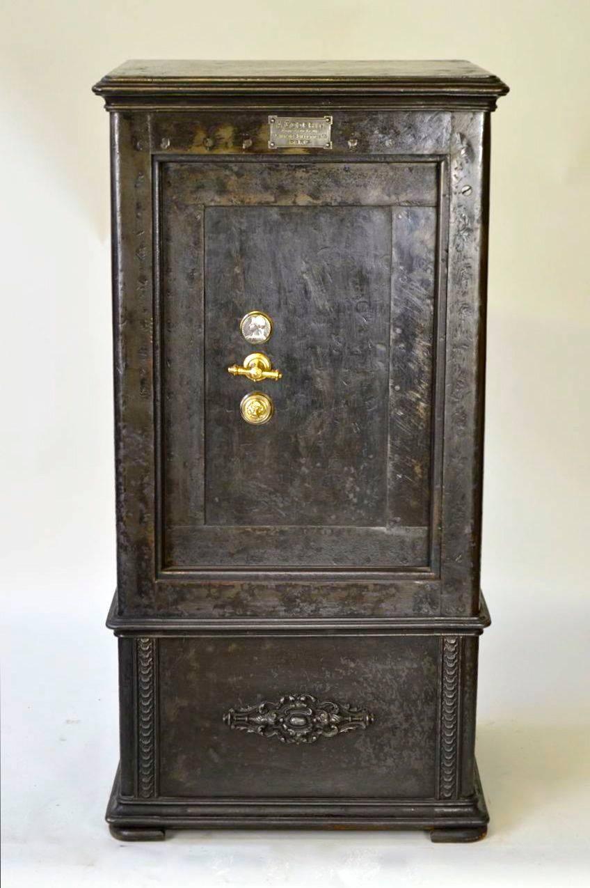 French Industrial Cast Iron Safe, circa 1920 In Excellent Condition In Saint-Ouen, FR