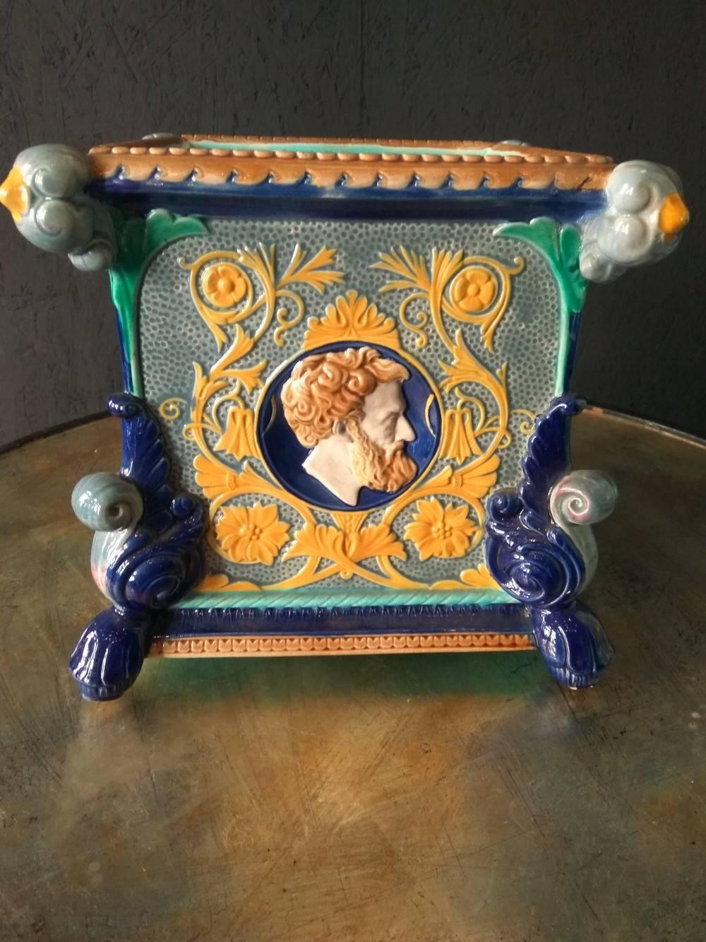 Lovely planter with four different portraits in medallions. Inside the planter, one will find the blue color, typical of Minton Manufactory. Each portraits in medallions are decorated with vegetal interlacing colored in yellow, also typical of
