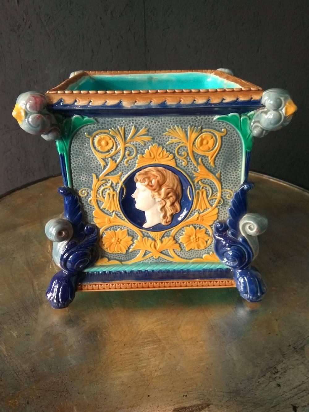 Minton Square Planter with Medallions In Excellent Condition For Sale In Paris, FR