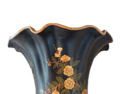 Grand vase Toul-Bellevue avec scène asiatique, datant d'environ 1870