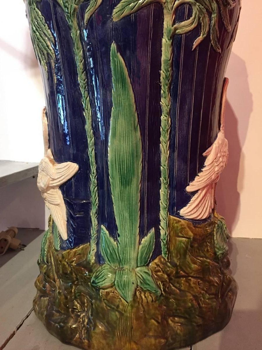 Beautiful garden seat or stool manufactured by Thomas Forester & Sons. It’s really typical of the English production to realize this sort of decorative pieces with a trompe-l’oeil during the late nineteenth century. Here the artist creates a nice
