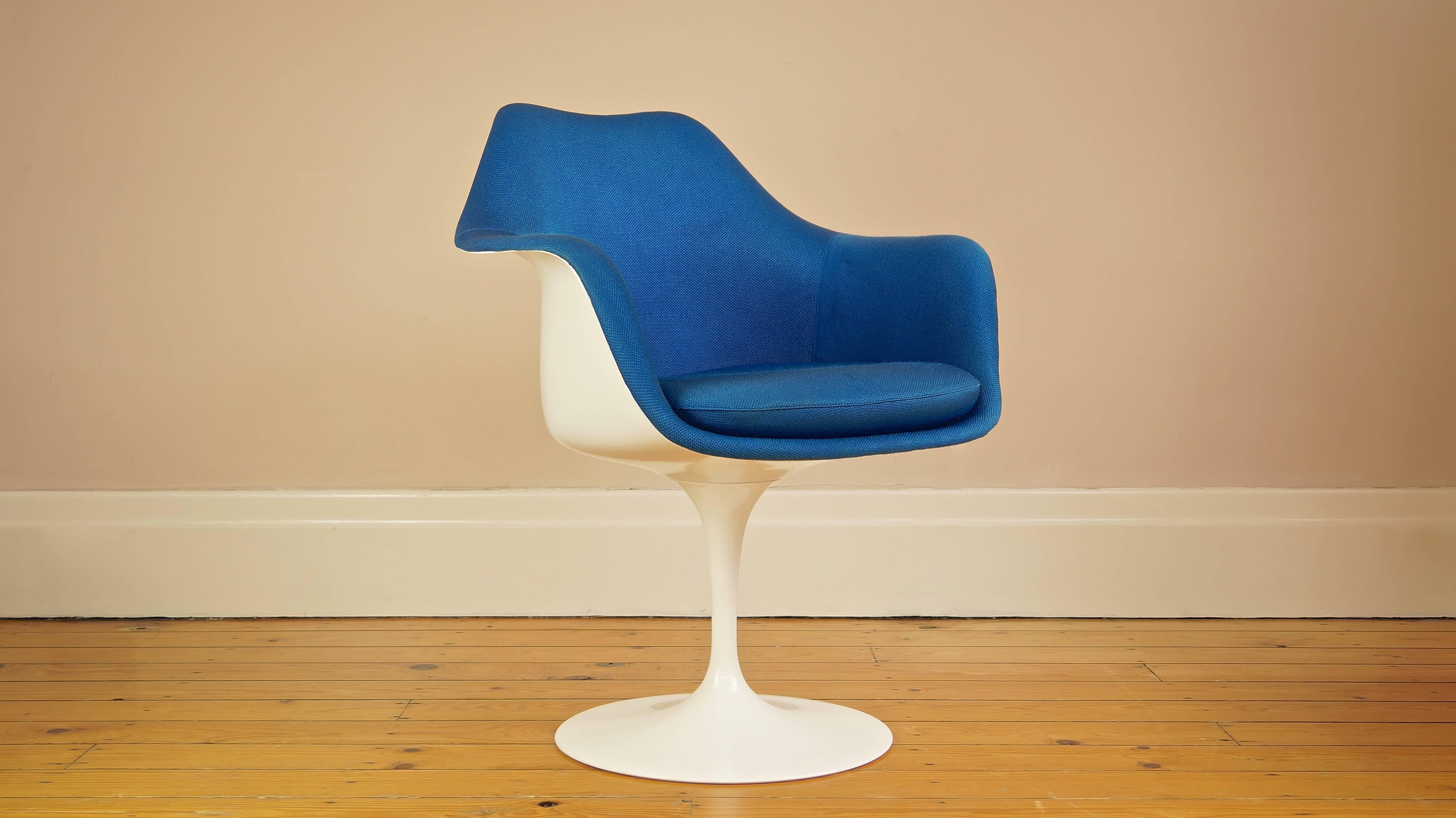 Authentic Knoll tulip armchair. 

Designer: Eero Saarinen - Knoll, USA.
Designed circa 1956.

A genuine Eero Saarinen tulip armchair, manufactured by Knoll.

Incredibly rare fully upholstered version, offered here in blue.

These were