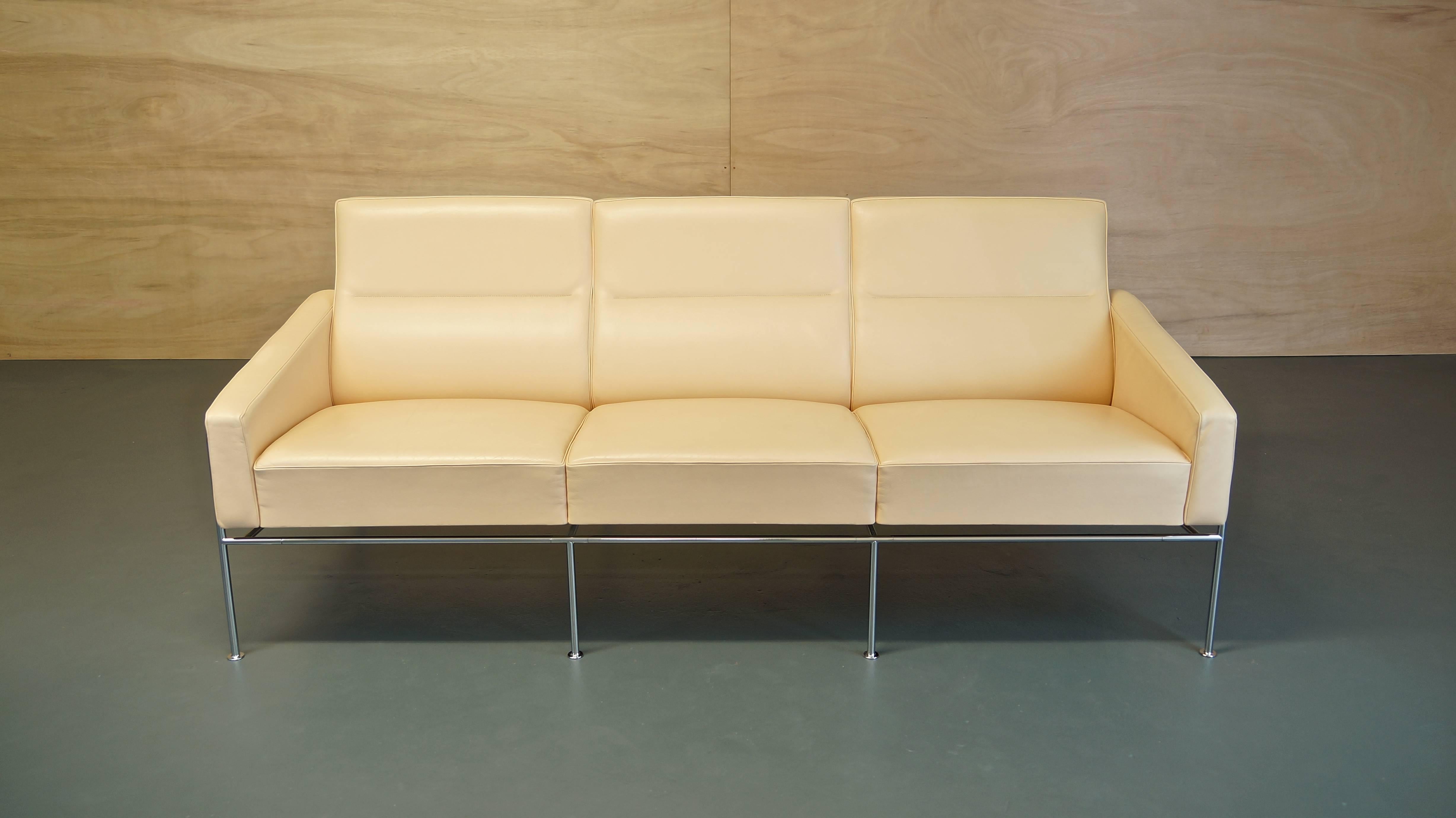 Danish Vintage Arne Jacobsen Series 3303 Leather Sofa by Fritz Hansen 1