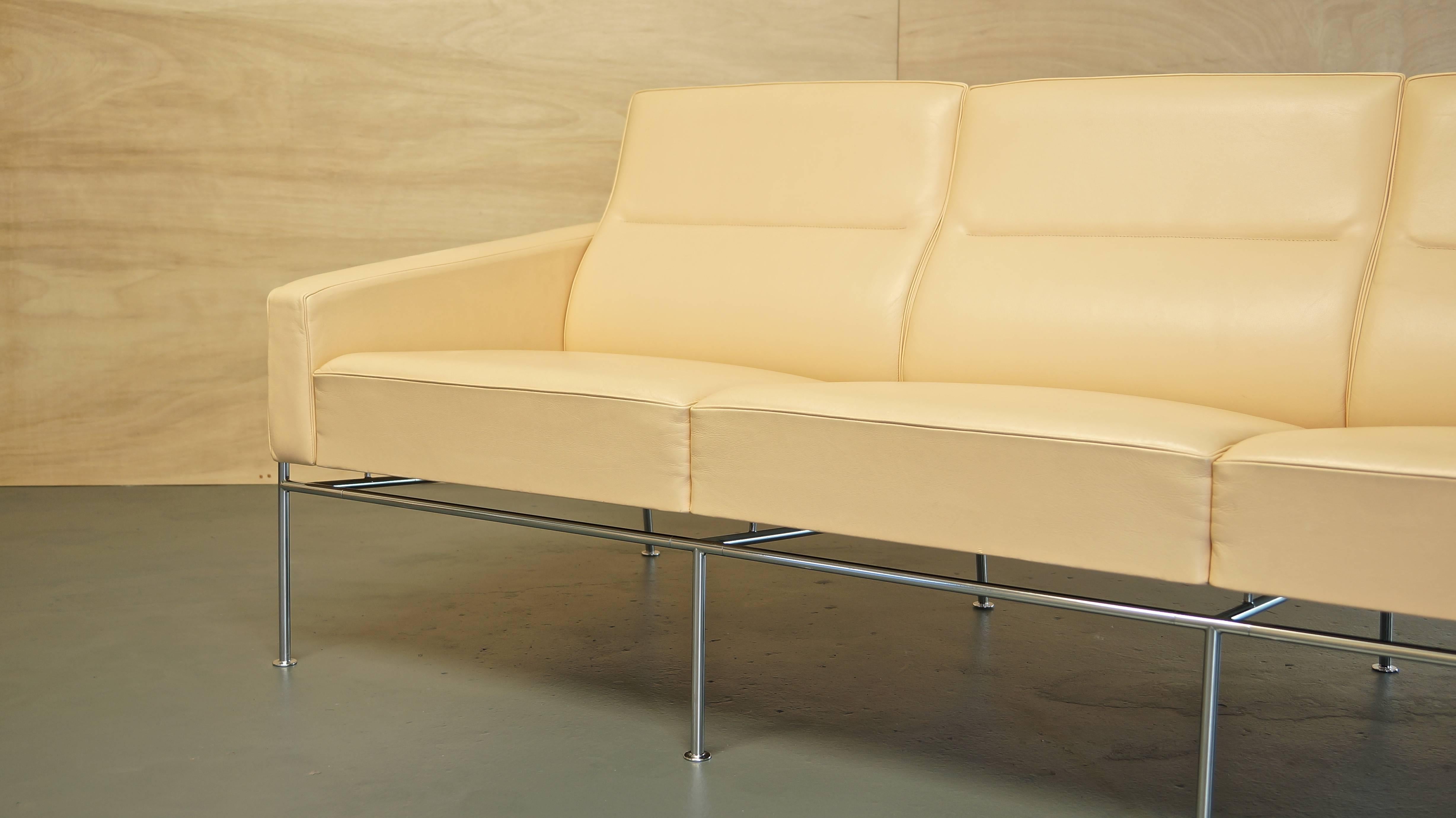 Arne Jacobsen series 3303 sofa in natural premium leather. 

Design: Arne Jacobsen. 
Manufactured in Denmark by Fritz Hansen. 

Chair dimensions - Height 72 cm/depth 79 cm/width 73 cm. 

Sofa dimension - Height 72 cm/depth 79 cm/width 182 cm.