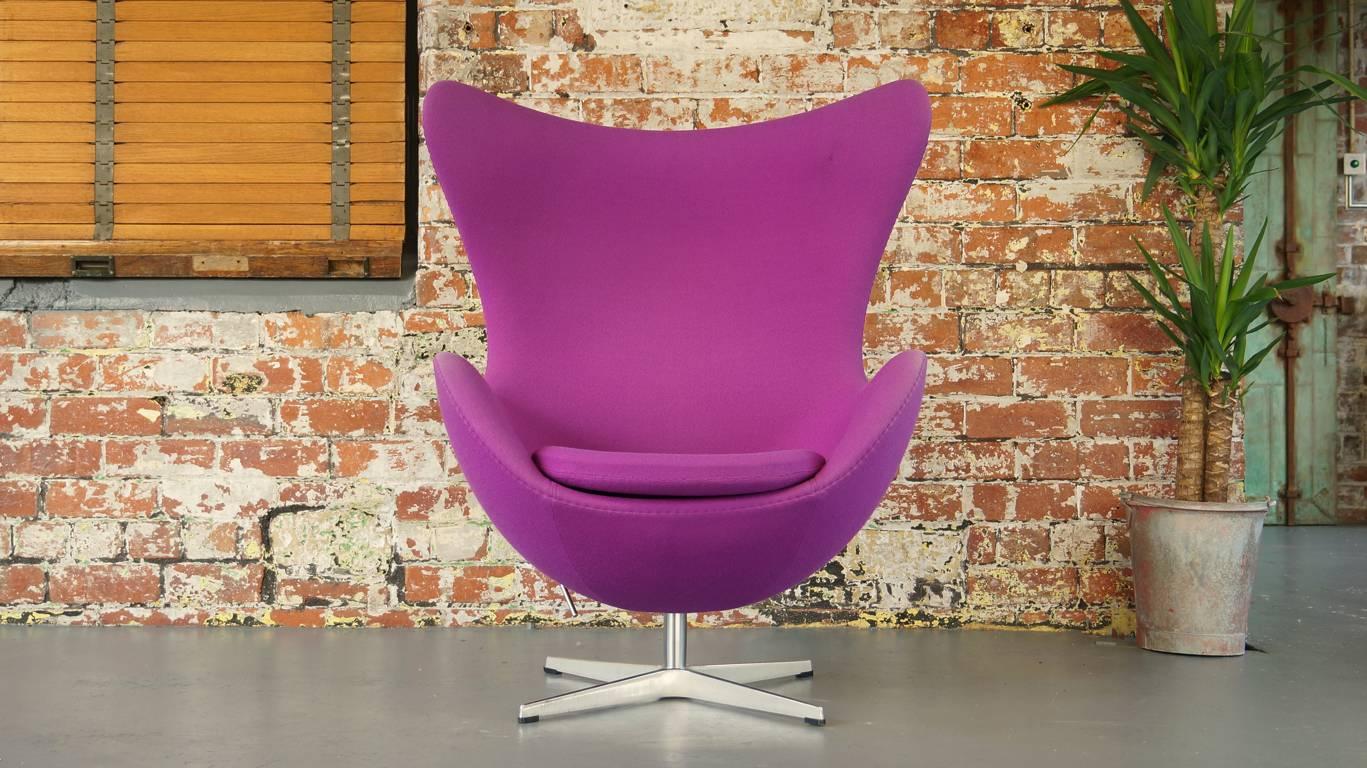 Arne Jacobsen Egg Chair for Fritz Hansen, Denmark, Purple / Fuchsia / Pink Wool In Good Condition In Huddersfield, GB