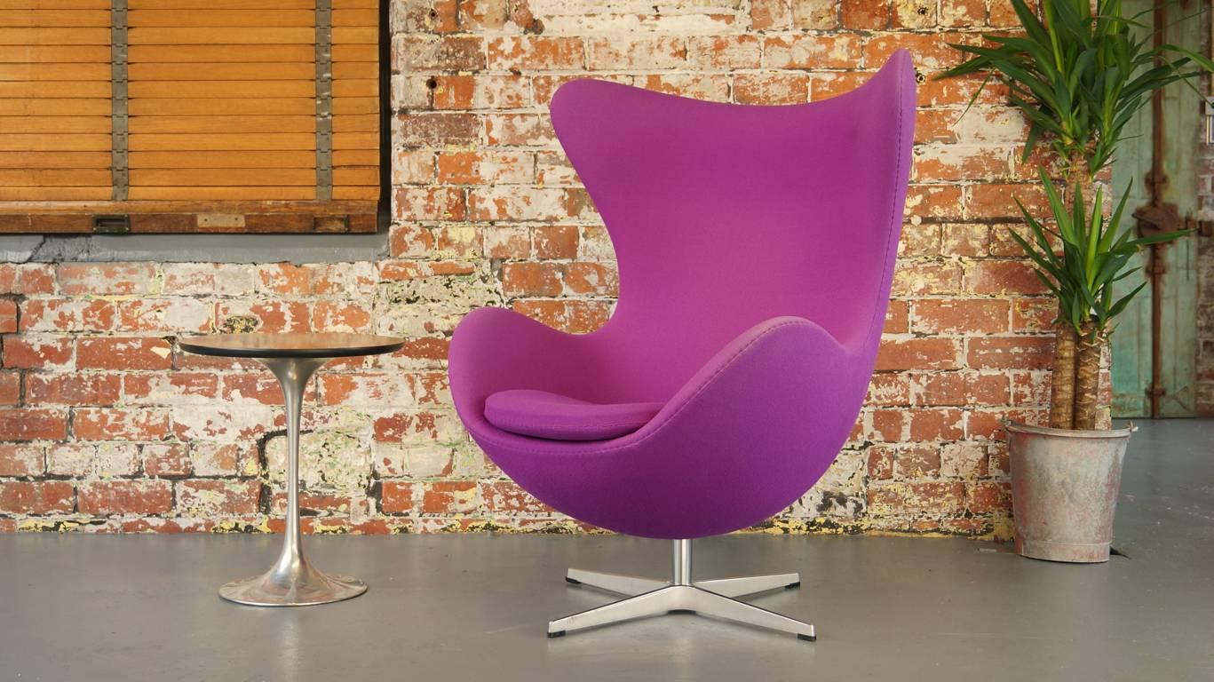Genuine wool egg chair in purple with a hint of fuchsia.

Featuring a tilt and swivel function.

Designed by Arne Jacobsen for Fritz Hansen.

Makers label present.

The egg is one of the triumphs of Jacobsen’s total design - a sculptural