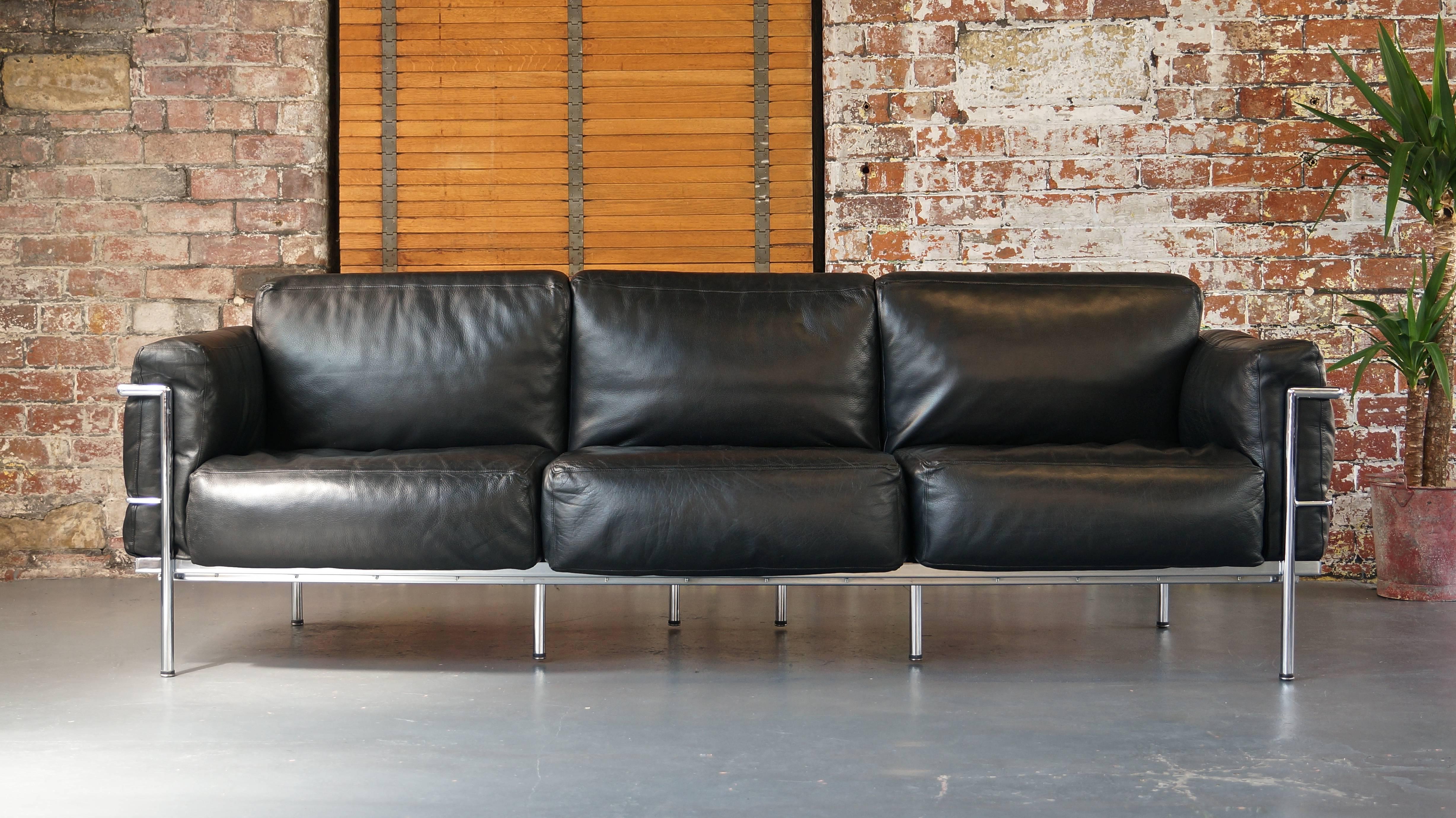 Vintage leather Grand Confort LC3 three-seat sofa

Designed by Le Corbusier, Italy 1927 

Very high quality LC3 Grand Confort three-seat sofa in high quality black leather.

The sofa has just been dismantled, and the frames and leather