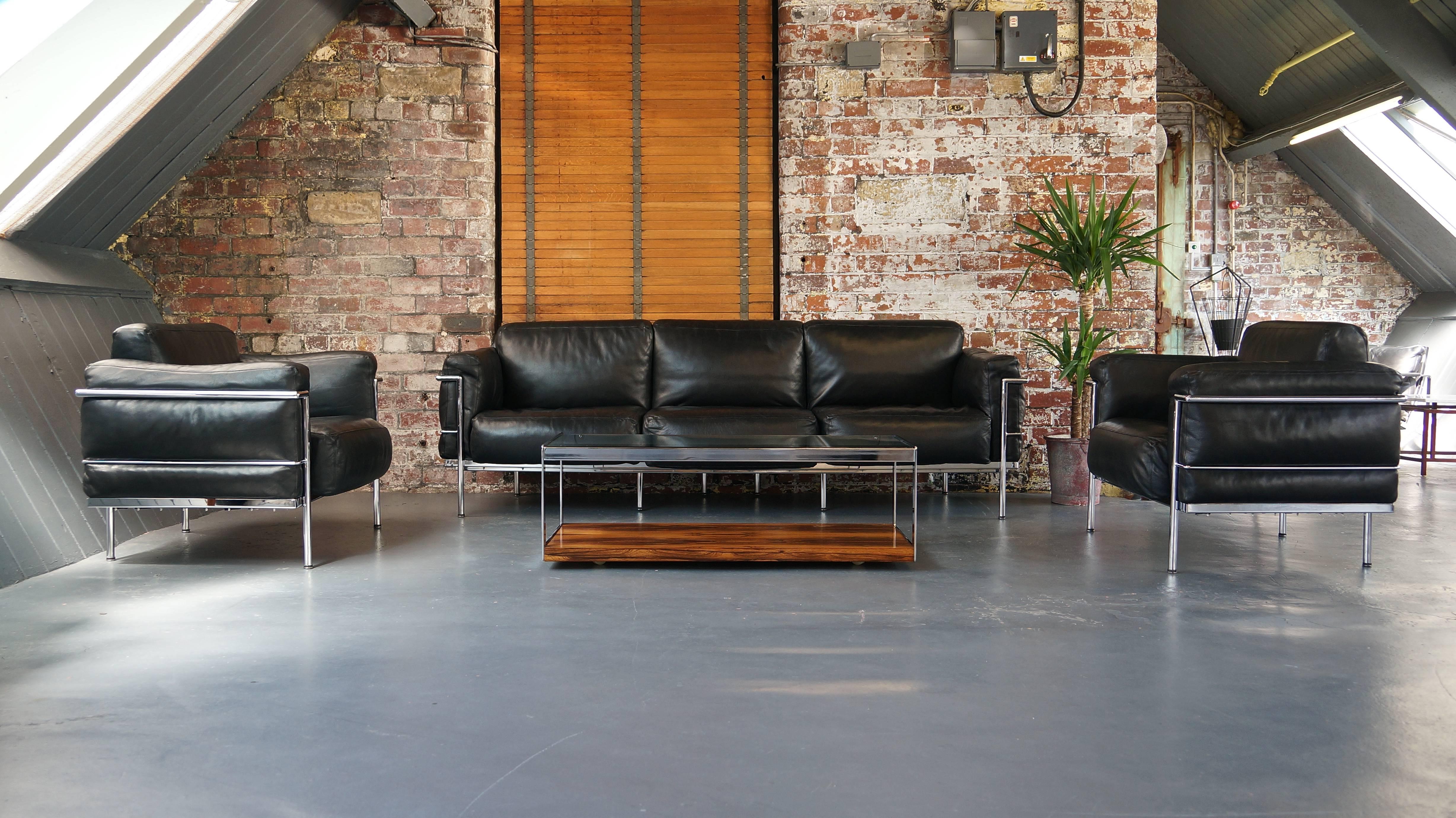 Vintage leather Grand Confort LC3 lounge suite

Including a pair of LC3 Armchairs along with the matching three-seat LC3 Sofa

Designed by Le Corbusier, Italy, 1927 

Very high quality LC3 Grand Confort Lounge Suite in high quality black