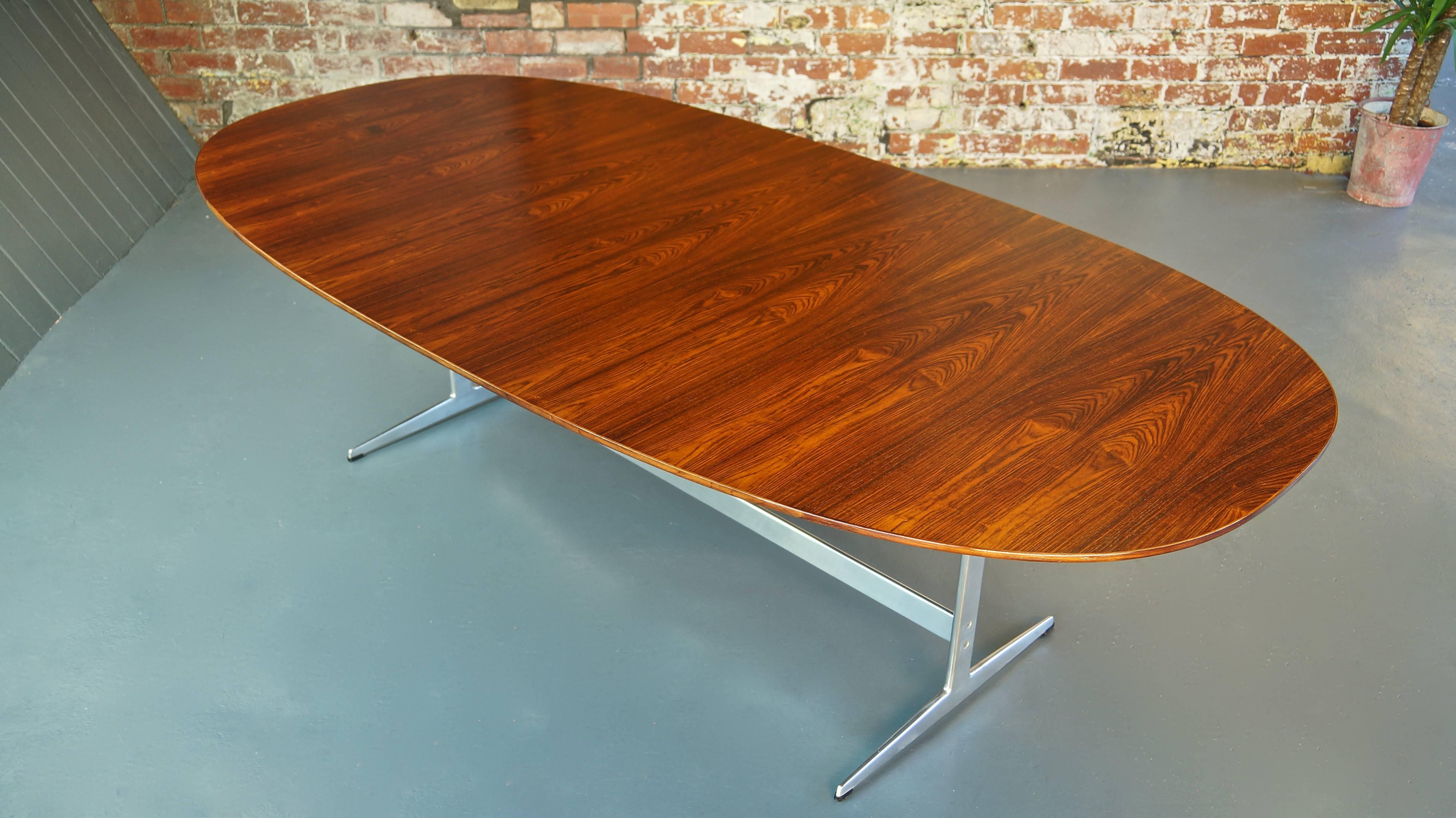 Large Fritz Hansen B614 super-elliptical rosewood table on rare solid aluminium shaker base

Designed in Denmark by: Arne Jacobsen, Bruno Mathsson and Piet Hein
Designed in 1968
Model: D614 (Shaker base variant)

Manufacture date of this