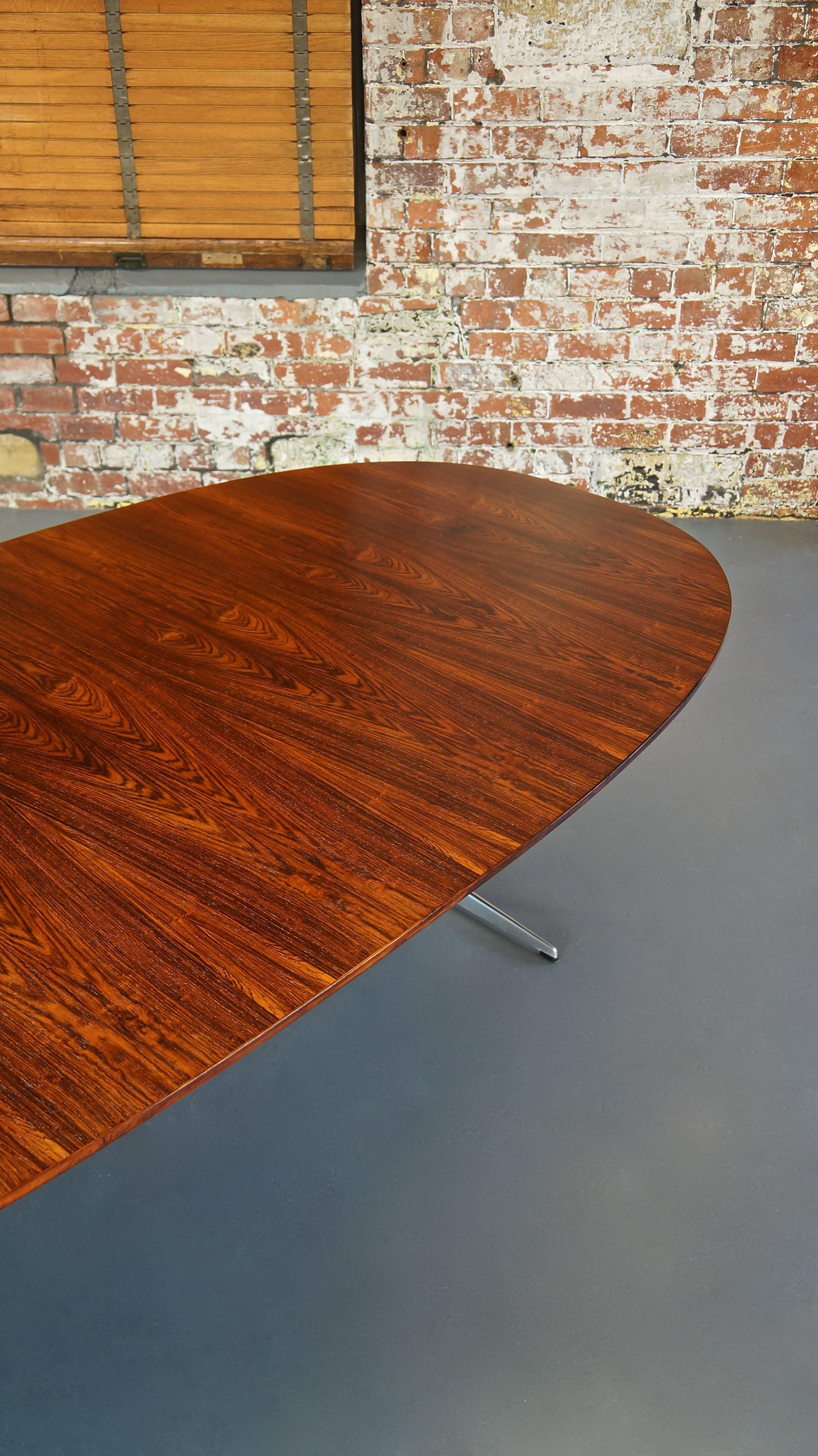 Fritz Hansen D614 Super-Elliptical Rosewood Table on Rare Shaker Base, Jacobsen In Excellent Condition In Huddersfield, GB