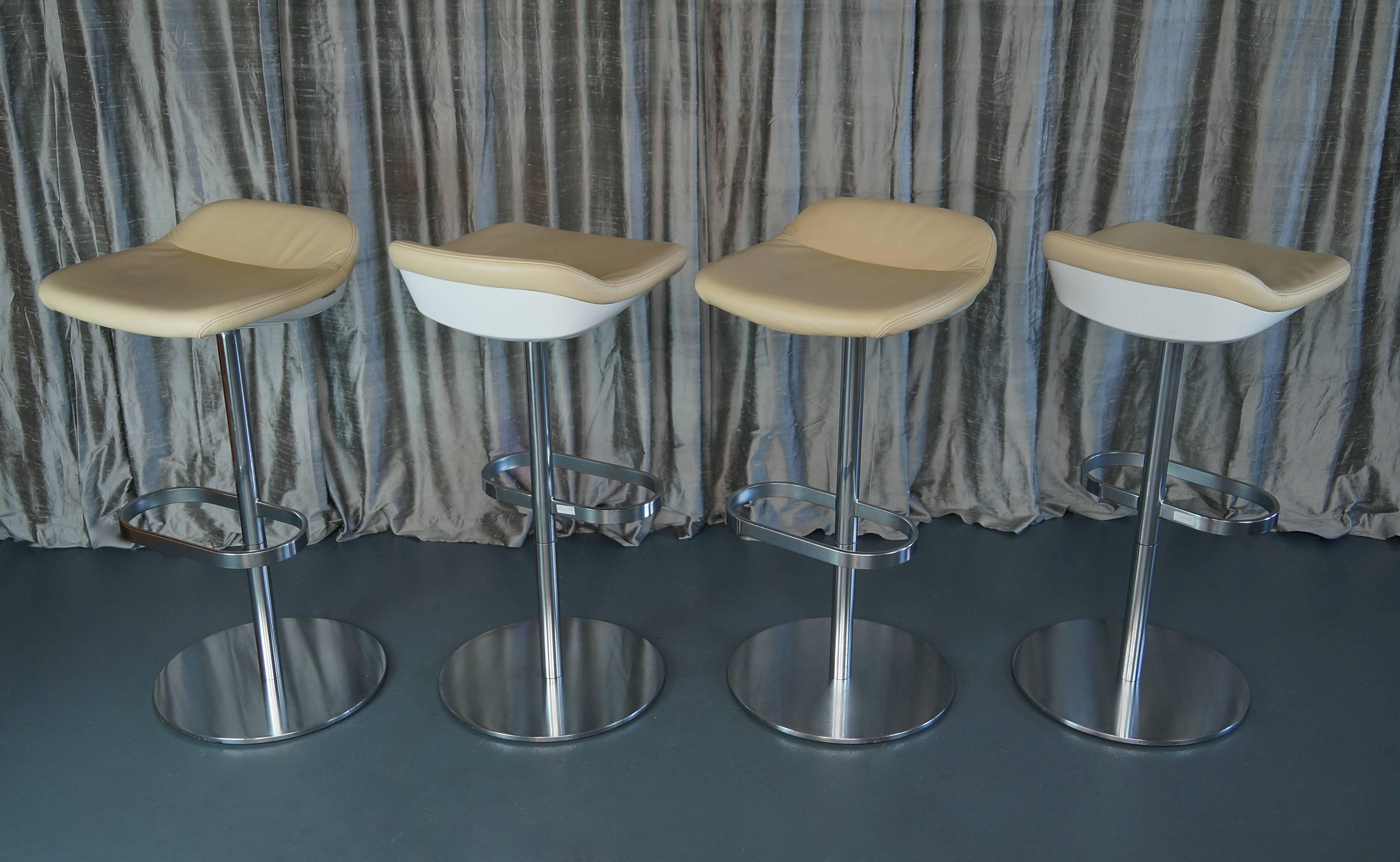 Modern Set of Four Cream Leather Walter Knoll Turtle Bar/Counter Stools, Pearson, Lloyd For Sale