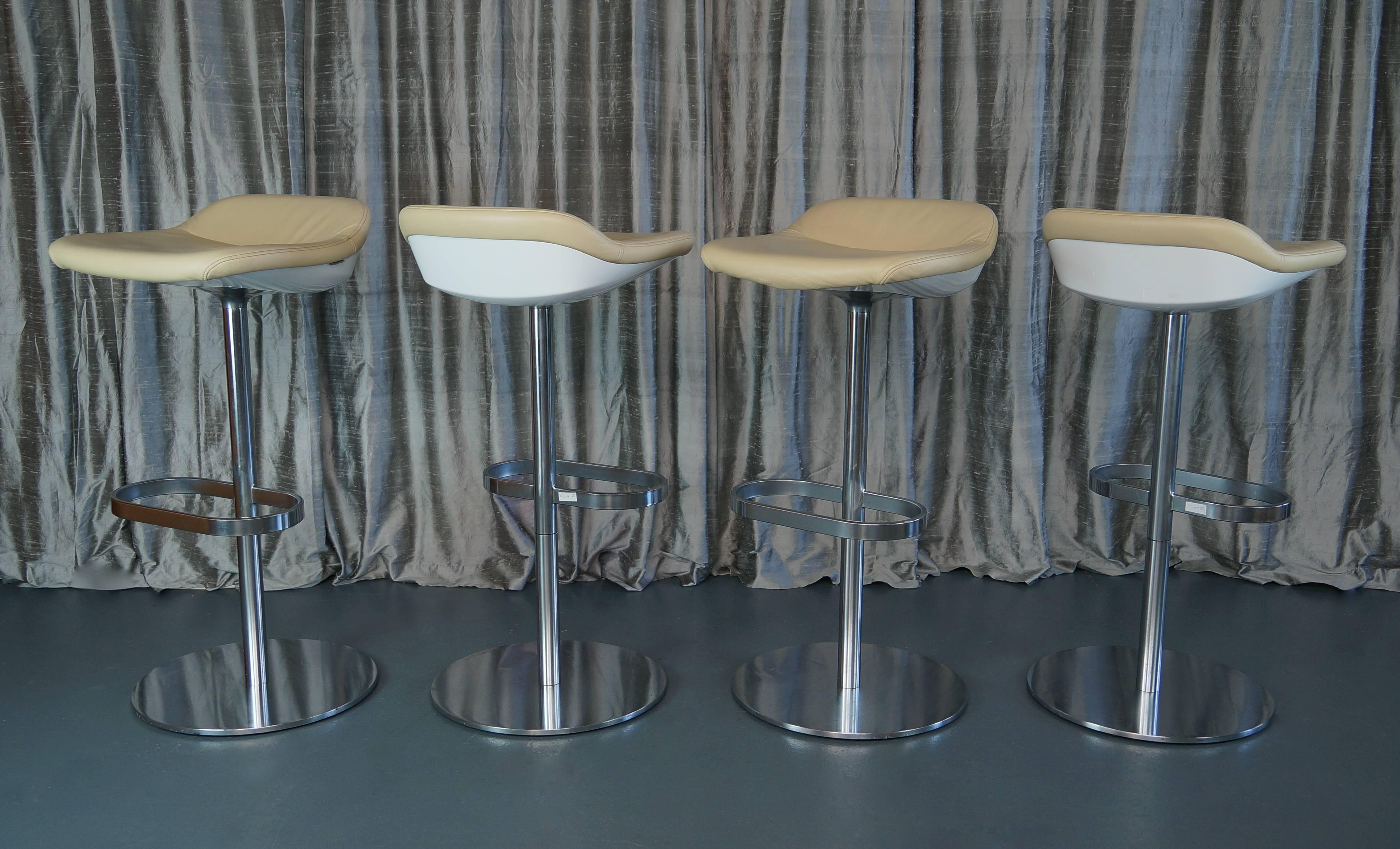 Modern Set of Six Cream Leather Walter Knoll Turtle Bar/Counter Stools, Pearson, Lloyd For Sale