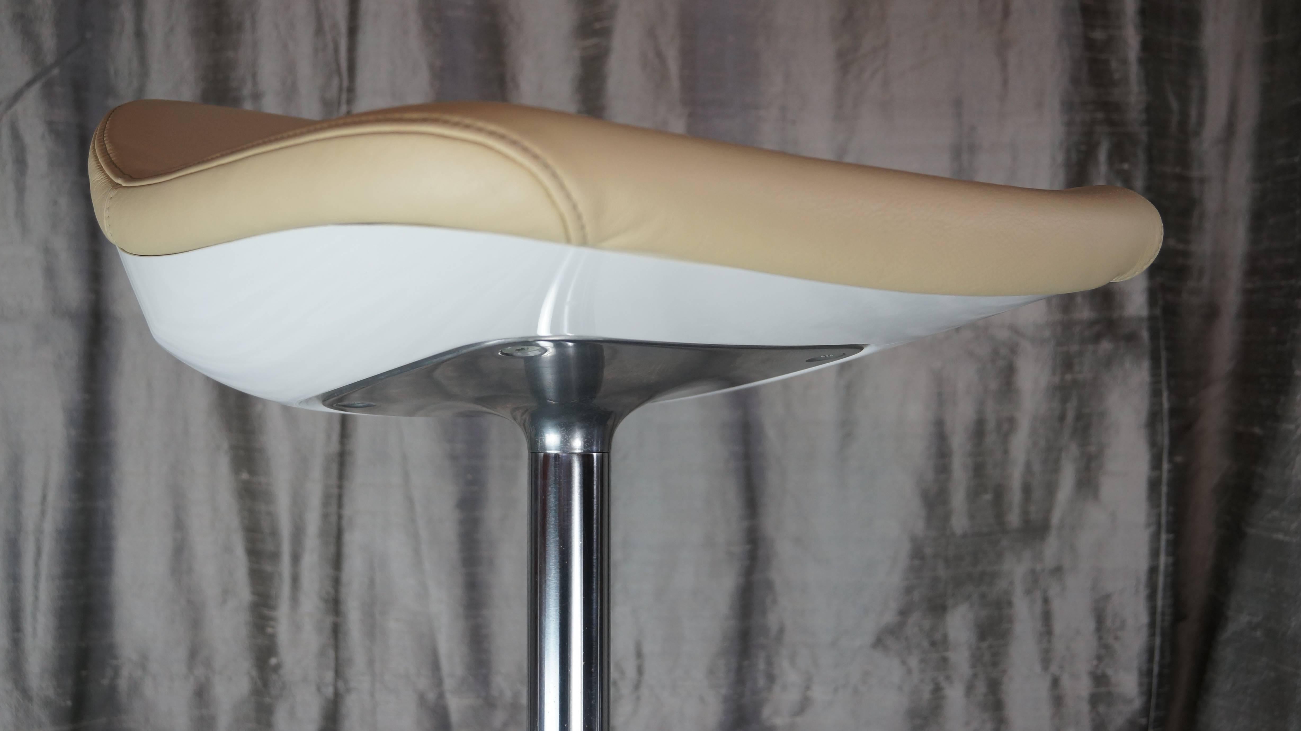 Set of Six Cream Leather Walter Knoll Turtle Bar/Counter Stools, Pearson, Lloyd In Good Condition For Sale In Huddersfield, GB