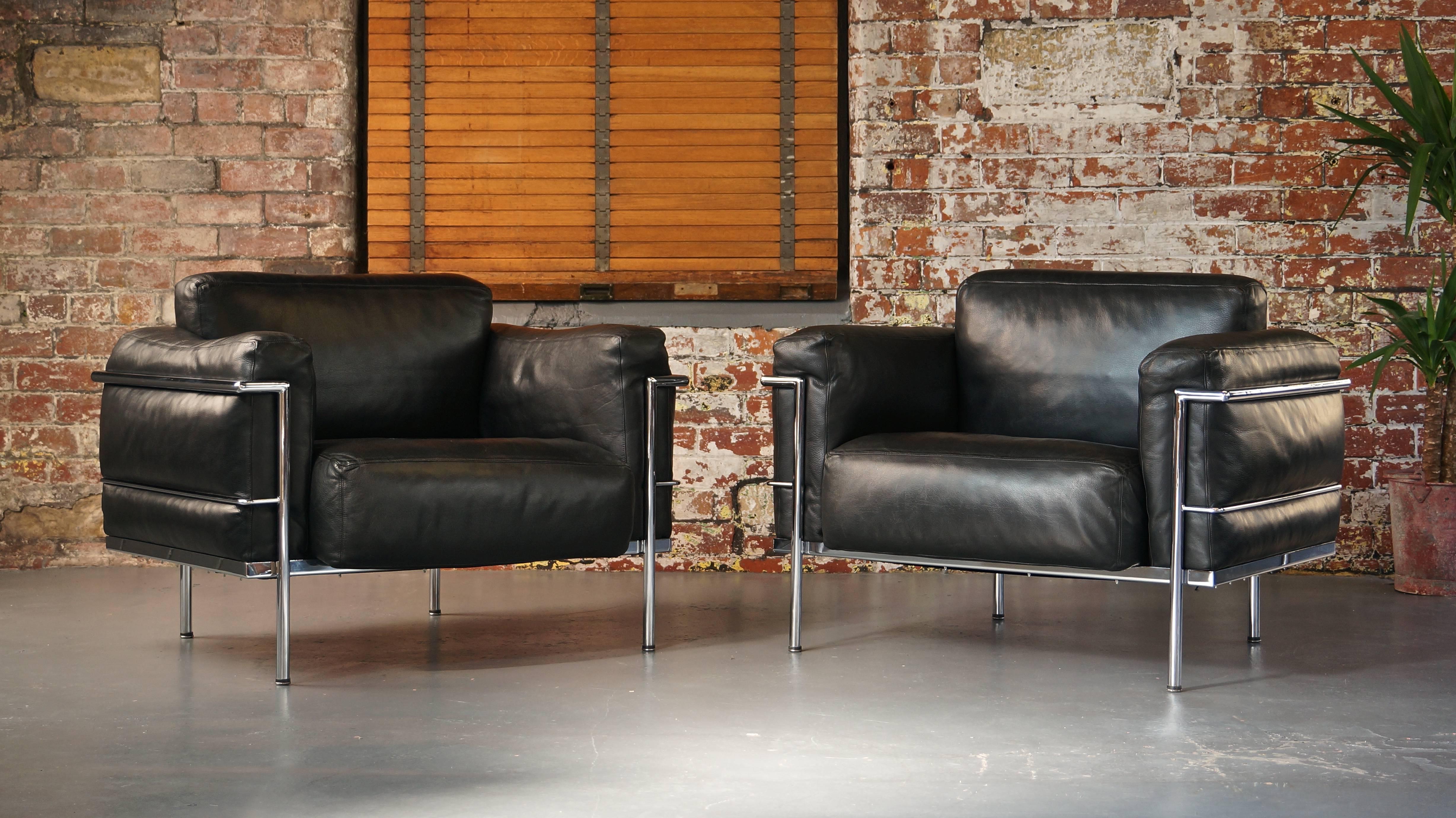 Pair of vintage leather Grand Confort LC3 lounge chairs or armchairs

Designed by Le Corbusier, Italy, 1927 

Very high quality pair of LC3 Grand Confort Lounge Chairs in high quality black leather.

Both chairs have just been dismantled and