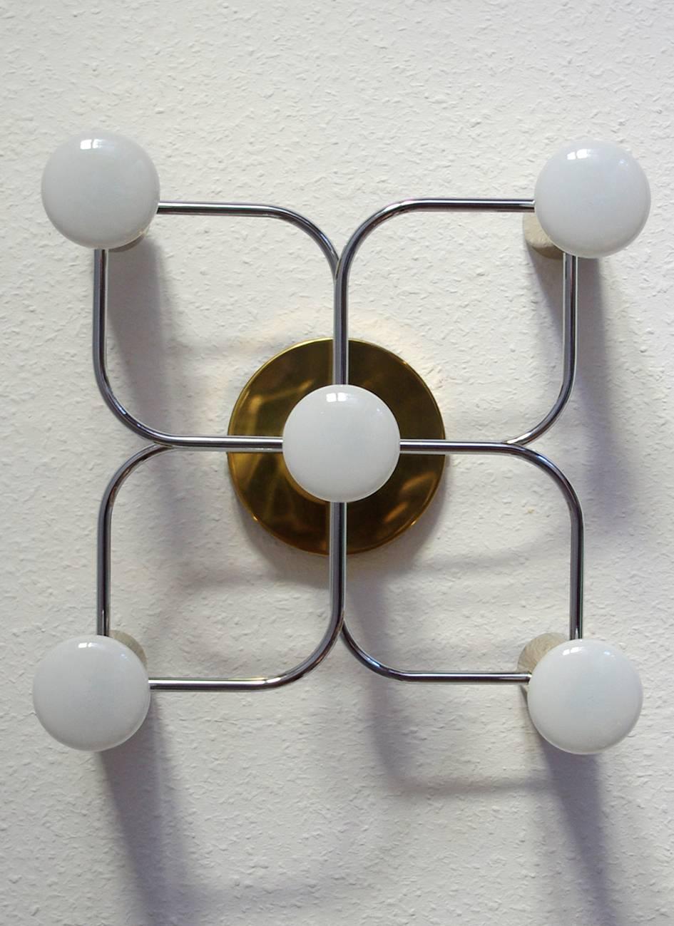 Beautiful sculptural Sciolari style ceiling or wall flush mount by Leola.
Germany, 1960s.
Polished brass and chrome version. Measures: Height 13.8 inches, width 13.8 inches, depth 7 inches.

 