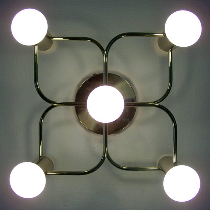 Beautiful Minimalist Sciolari style ceiling or wall flush mount by Leola.
Germany, 1960s.
Polished brass version. Measure: Height 13.8 in, width 13.8 in, depth 7 in.

 