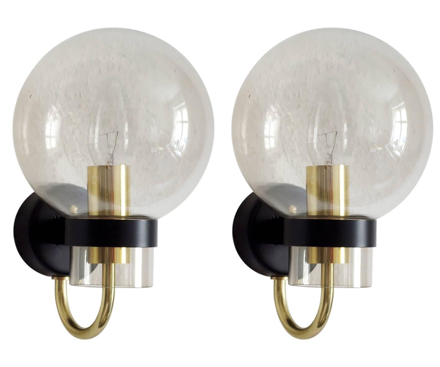 Set of three large and beautiful crystal glass, brass and iron wall lamps in the style of Hans Agne Jakobsson.
Germany, 1960s.
Lamp sockets: One E27 (US E26)