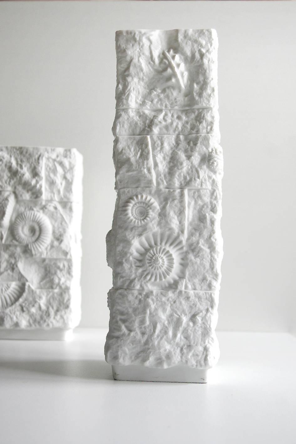 Ensemble de deux magnifiques vases en porcelaine biscuit blanc du milieu du siècle avec un relief de coquille d'ammonite fossile par Kaiser, Allemagne, années 1960.
Mesurer : 
1. Hauteur 14,5 pouces, profondeur 4,75 pouces, largeur 4,75 pouces.
2.