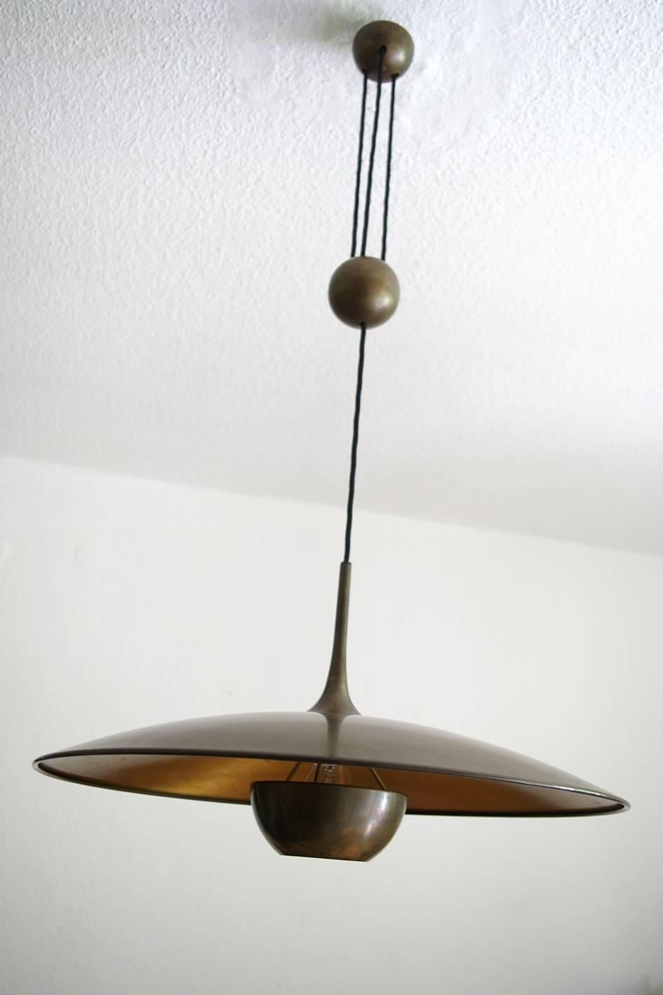 Large adjustable counterweight pendant lamp by Florian Schulz, Germany, 1970s. Very rare matte brushed brass version. Measures: Diameter: 21.65", height (body): 12". Light is adjustable in height from 35" to 67".

Global