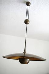 Grande lampe pendante à contrepoids réglable en laiton brossé mat:: Florian Schulz