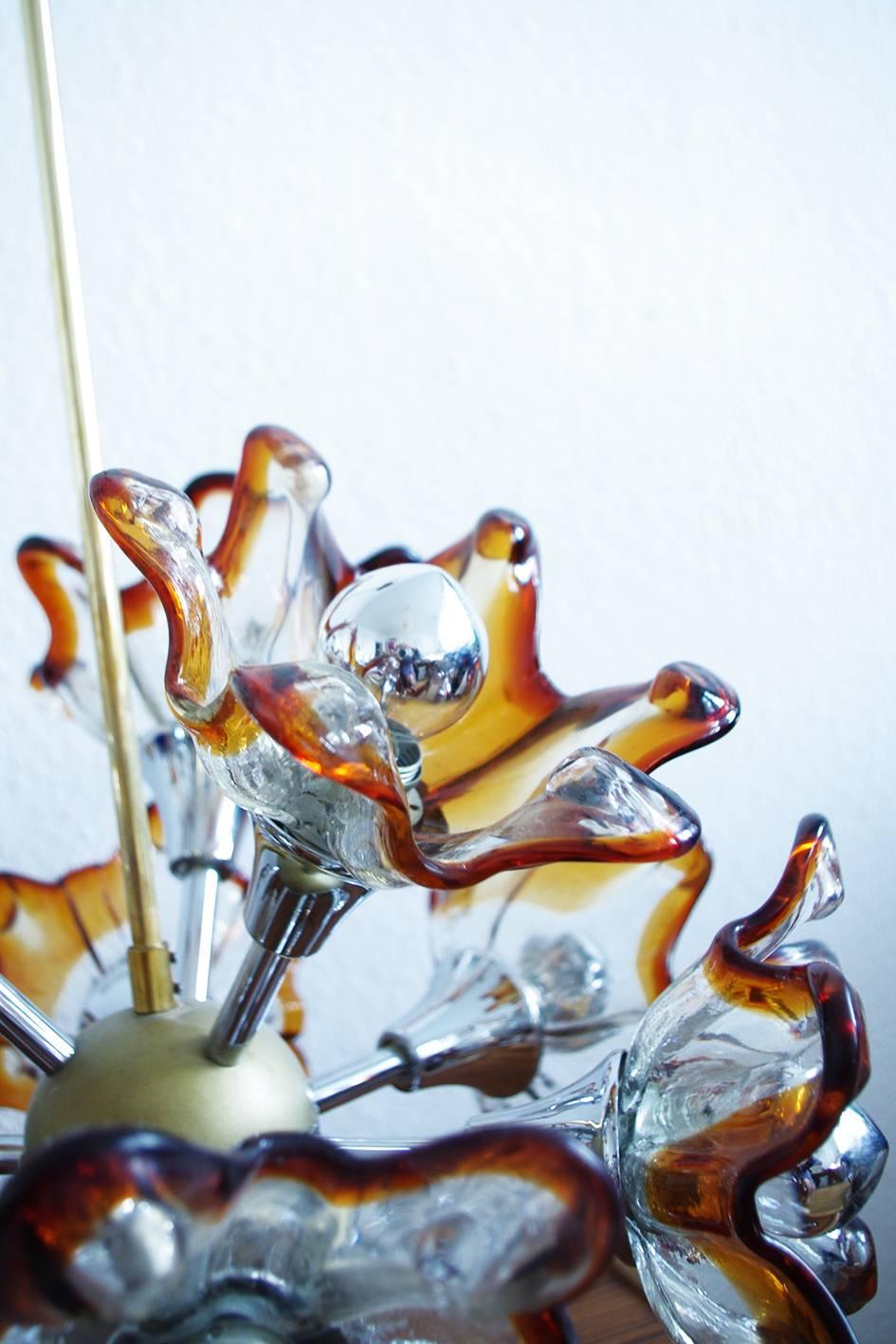 Italian Vinage Twelve-Arm Murano Glass Flower Sputnik Pendant Chandelier In Good Condition For Sale In Berlin, DE