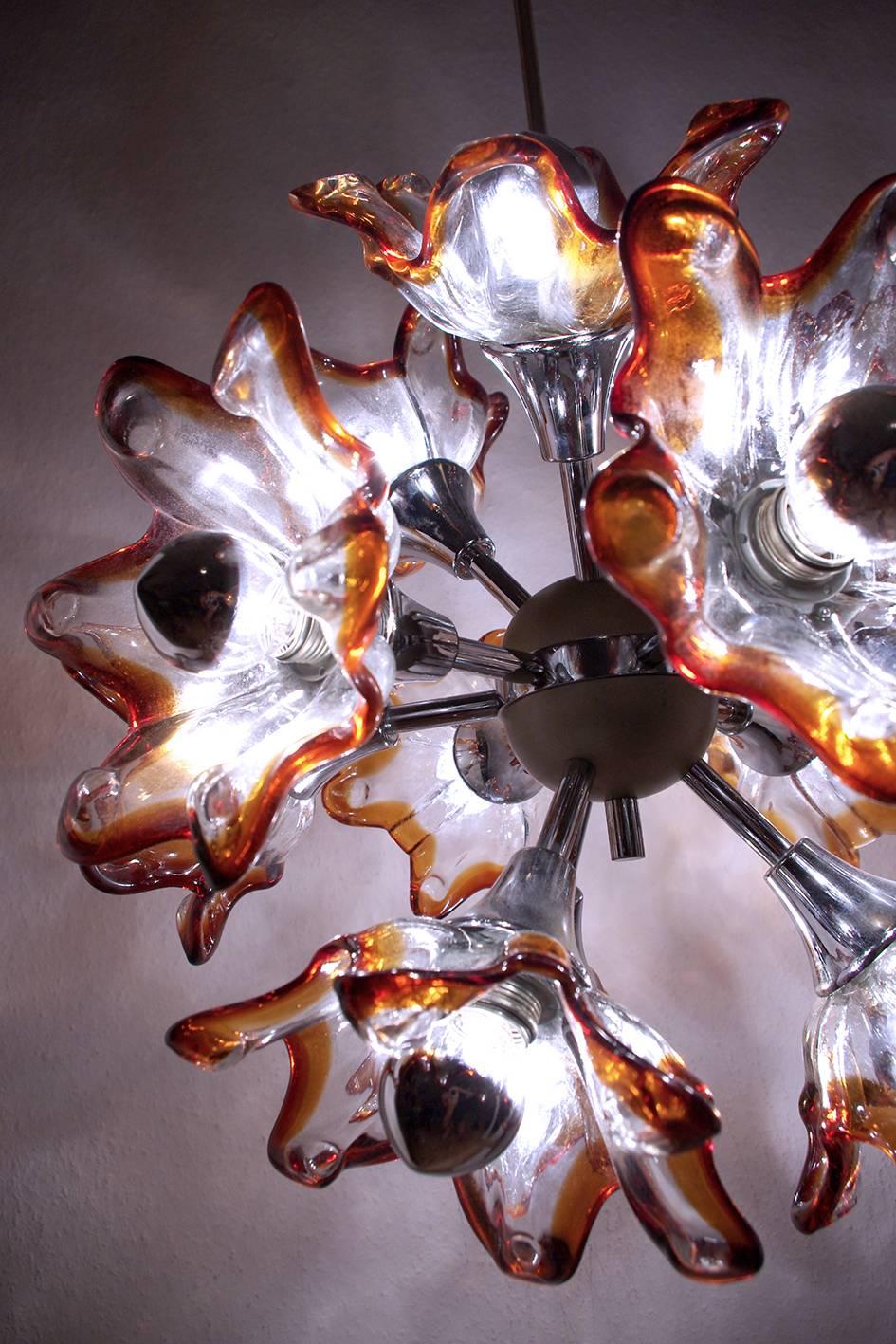 Laiton Lustre italien Vinage à douze bras en verre de Murano à fleurs spoutnik en vente